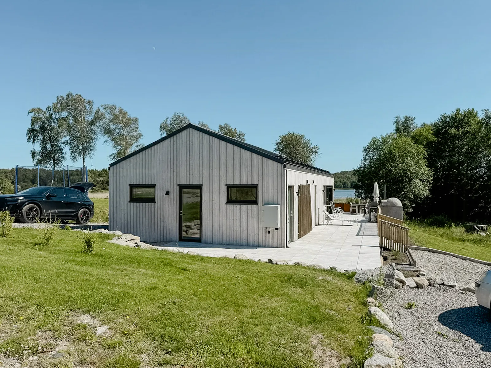Ljus stuga med en storslagen terrass vid sjön – bild 16 av 24