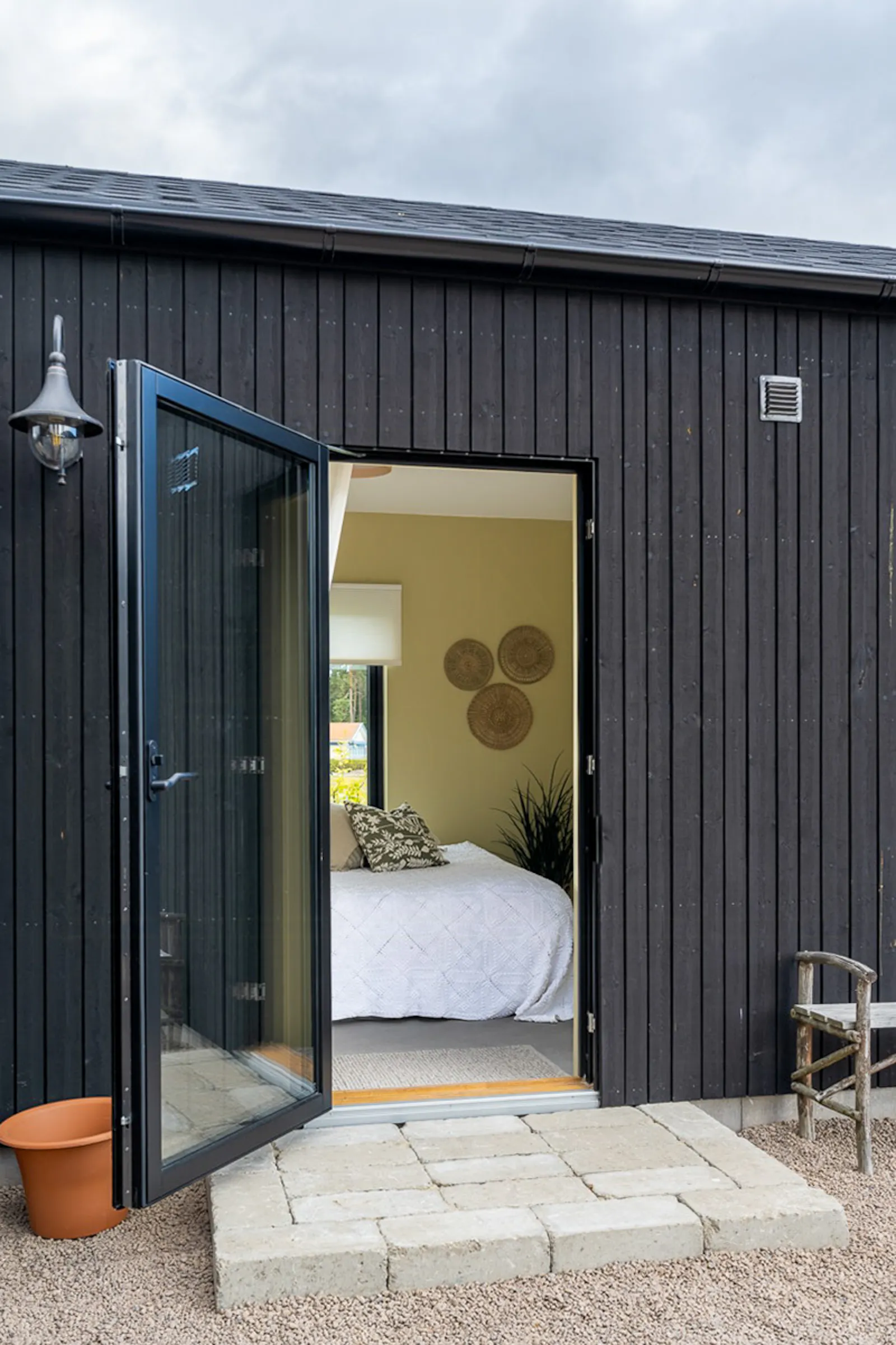Designad stuga med gästhus vid Mullsjön – bild 22 av 24