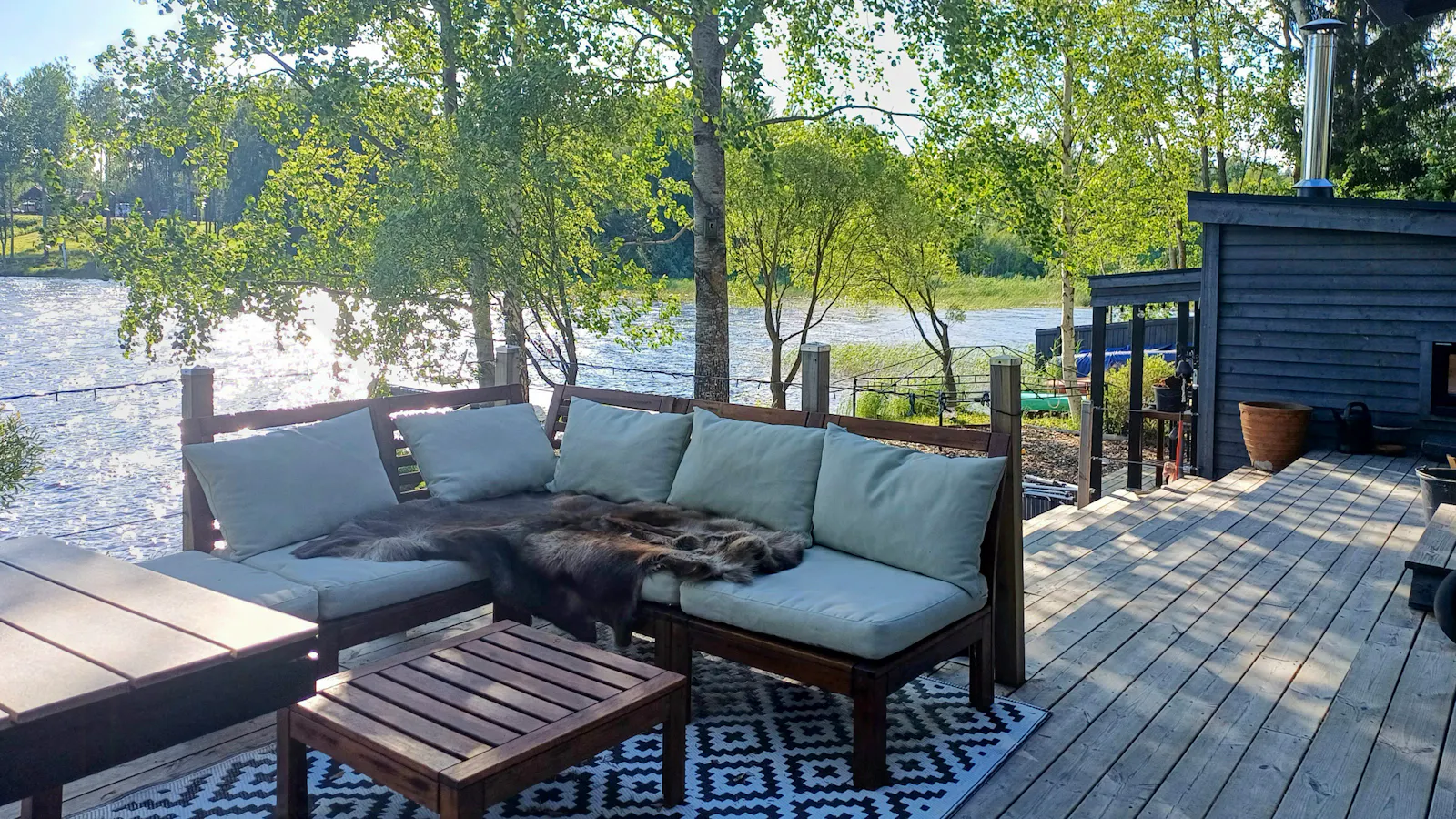Stuga med sjöutsikt och båtliv vid Storsjön – bild 2 av 24