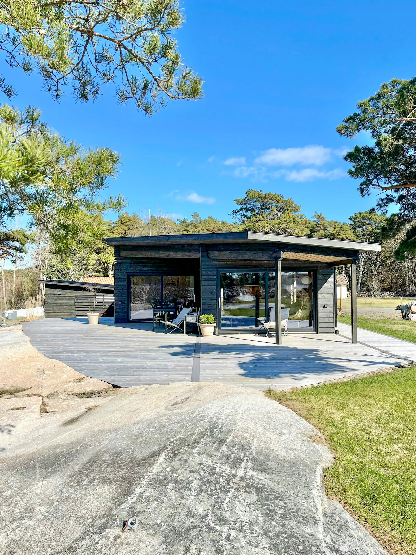 Arkitektritad villa nära havet på Resö – bild 2 av 24