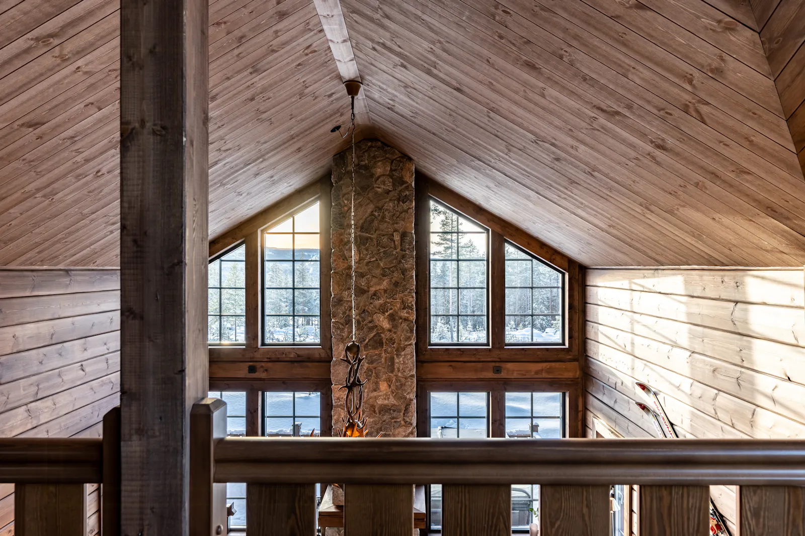 Arkitektritad fjällstuga med panoramavy – bild 14 av 24