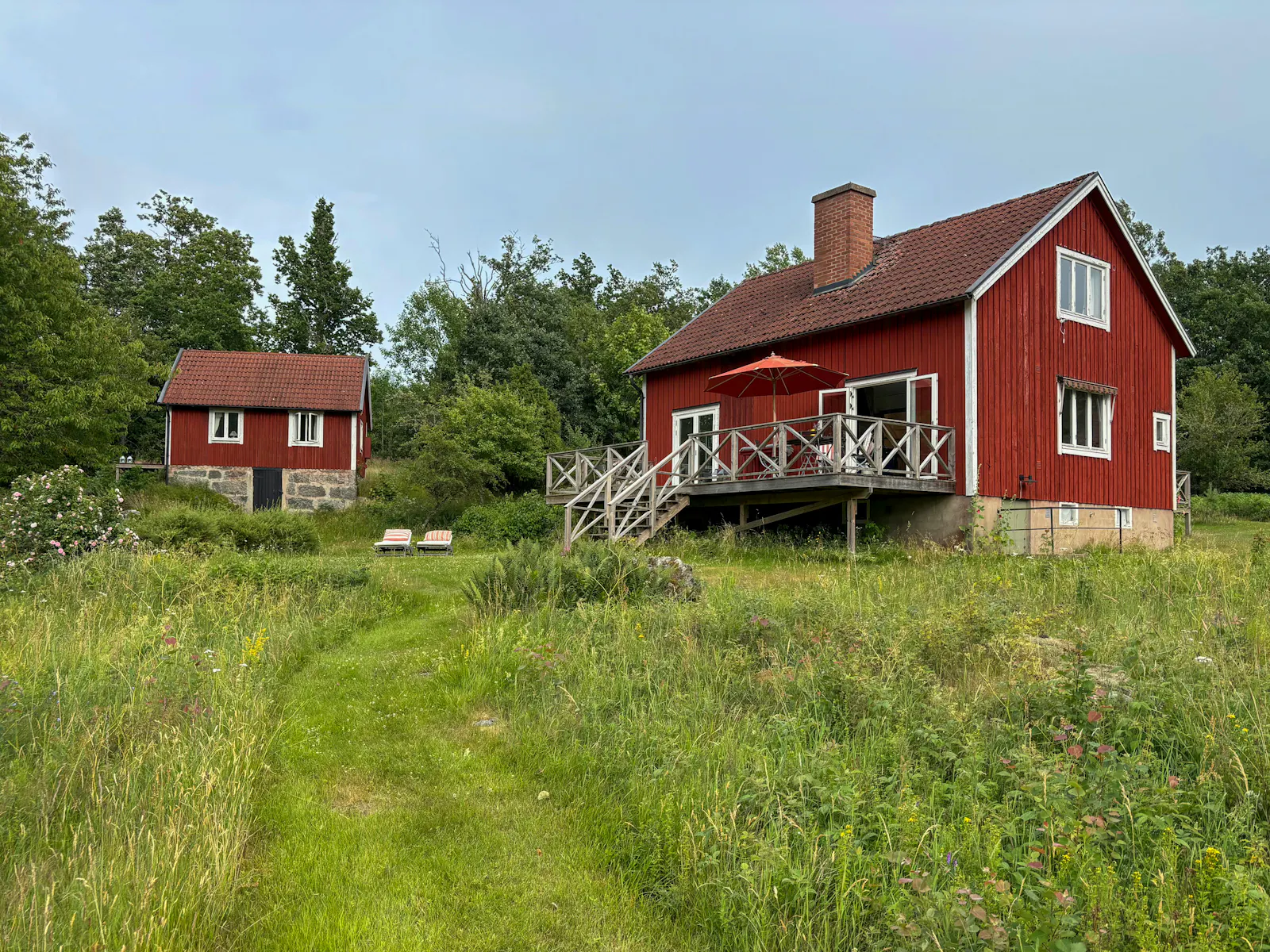 Två mysiga hus i ett naturskönt område med sjö – bild 2 av 24