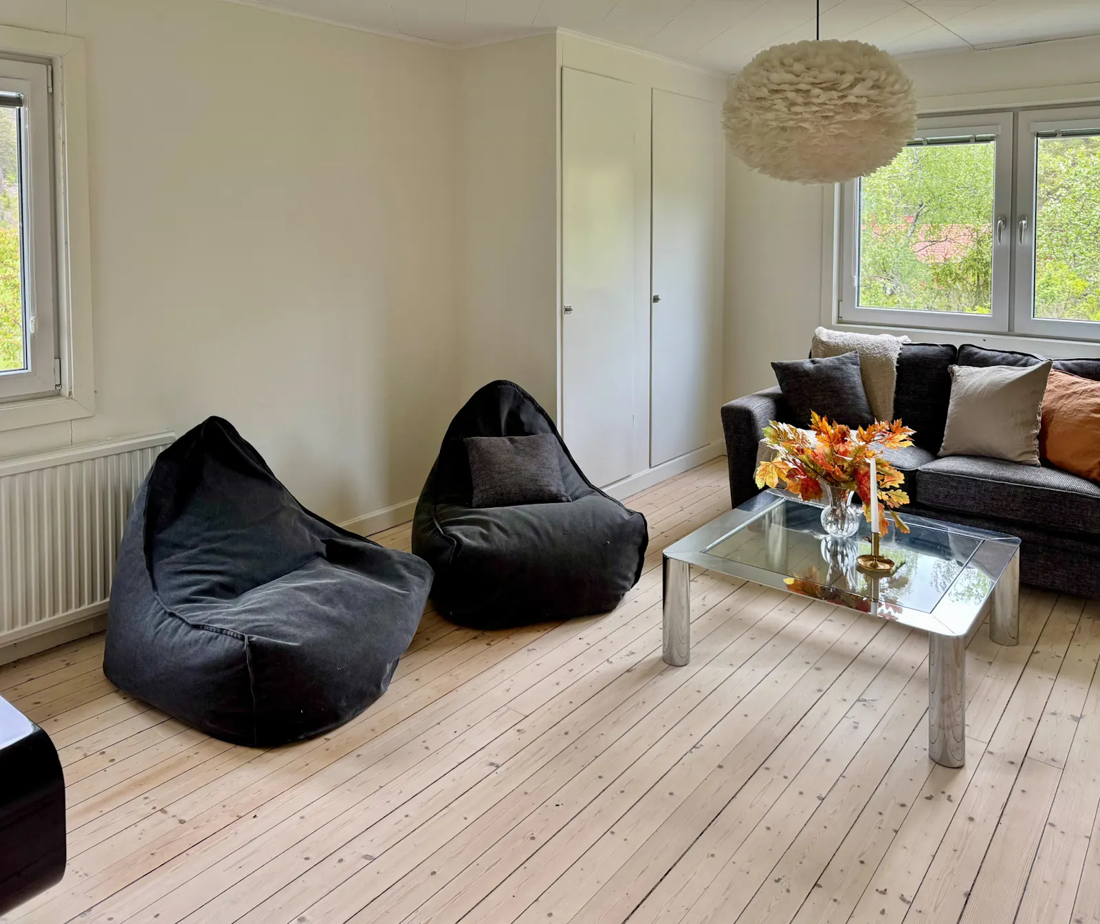 Stort hus med utsikt över skogssjö – bild 17 av 24