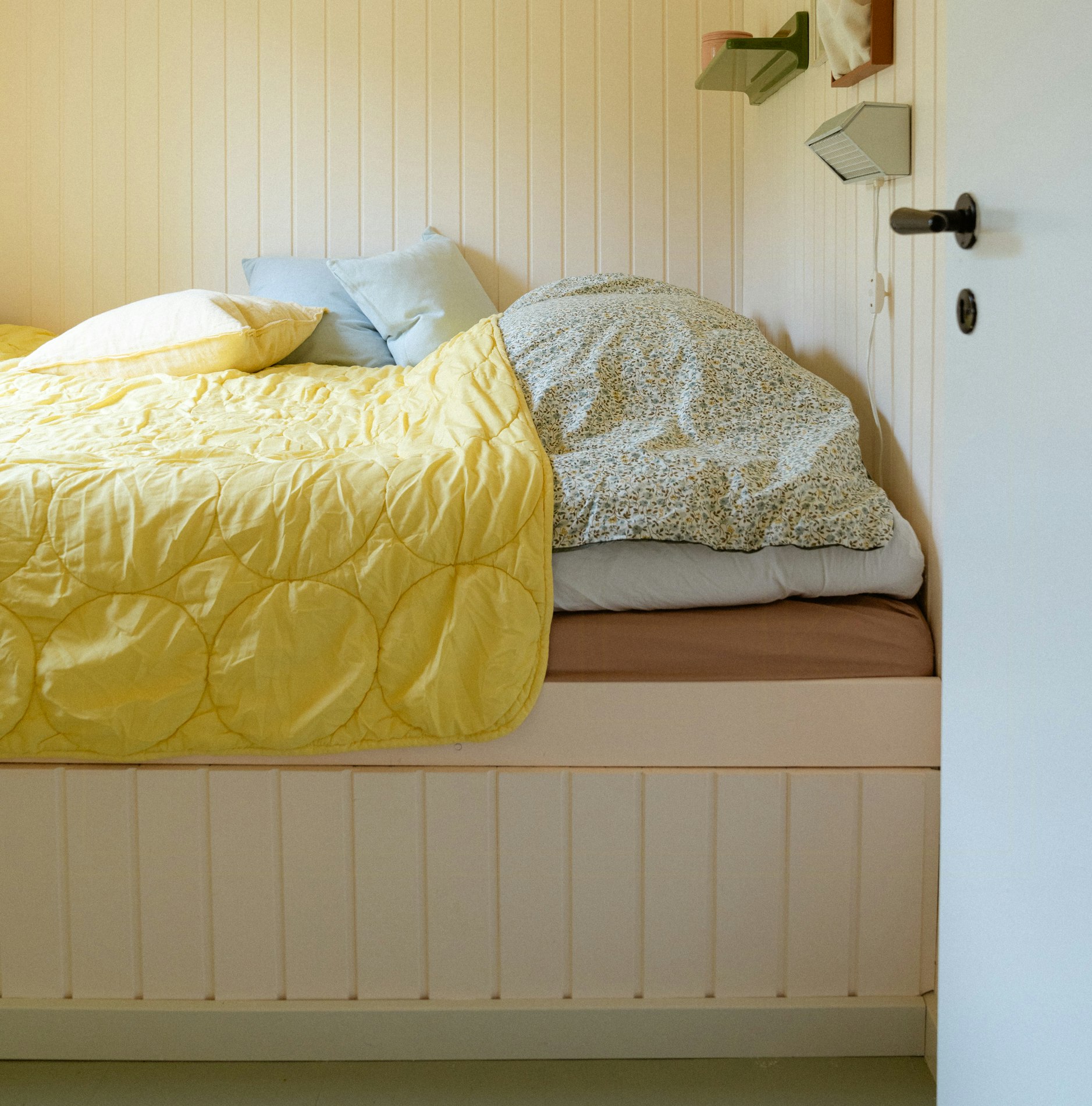 Lav opbevaringsplads under sengen