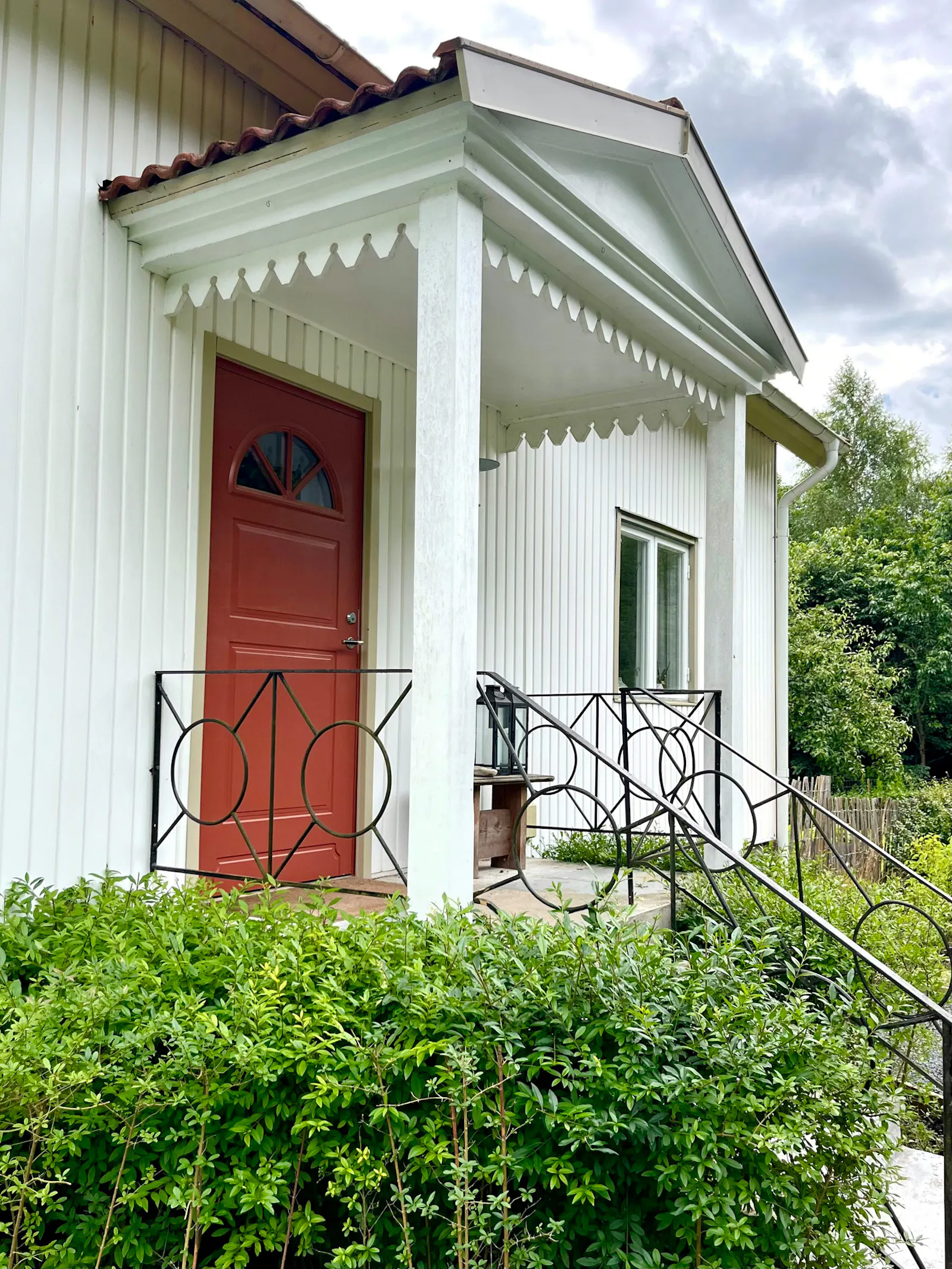 Mysigt hus omgivet av naturen – bild 16 av 17