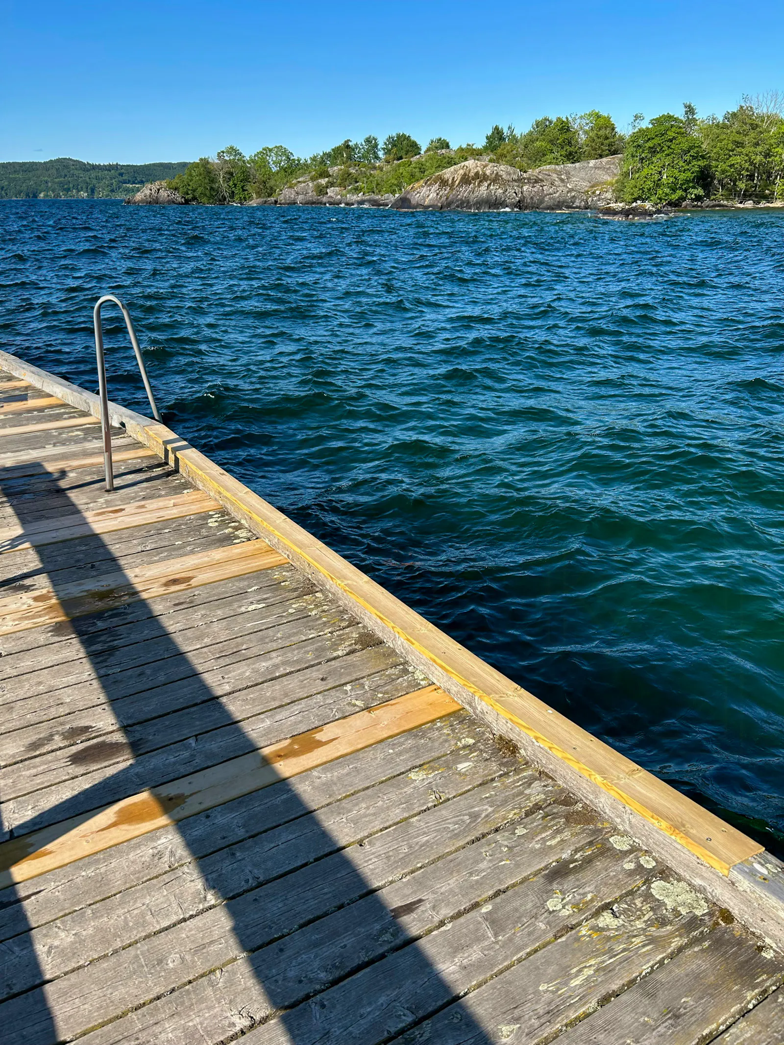 Litet hus bland äppelträd nära Vättern – bild 15 av 19