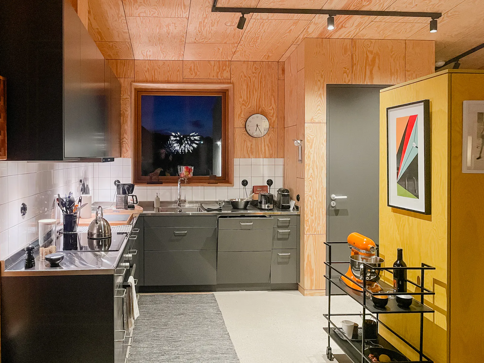 Modernt trähus bland äppelträd med havsutsikt – bild 5 av 21