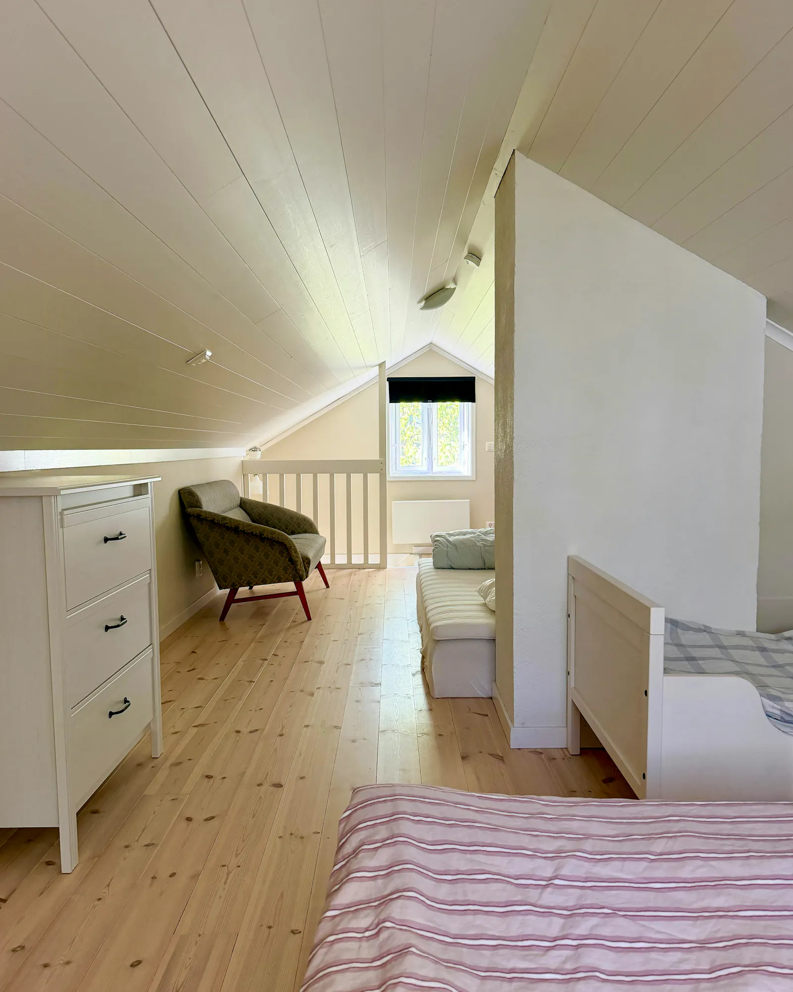 Färgglatt hus vid Sörfjärdens sandstrand – bild 12 av 16