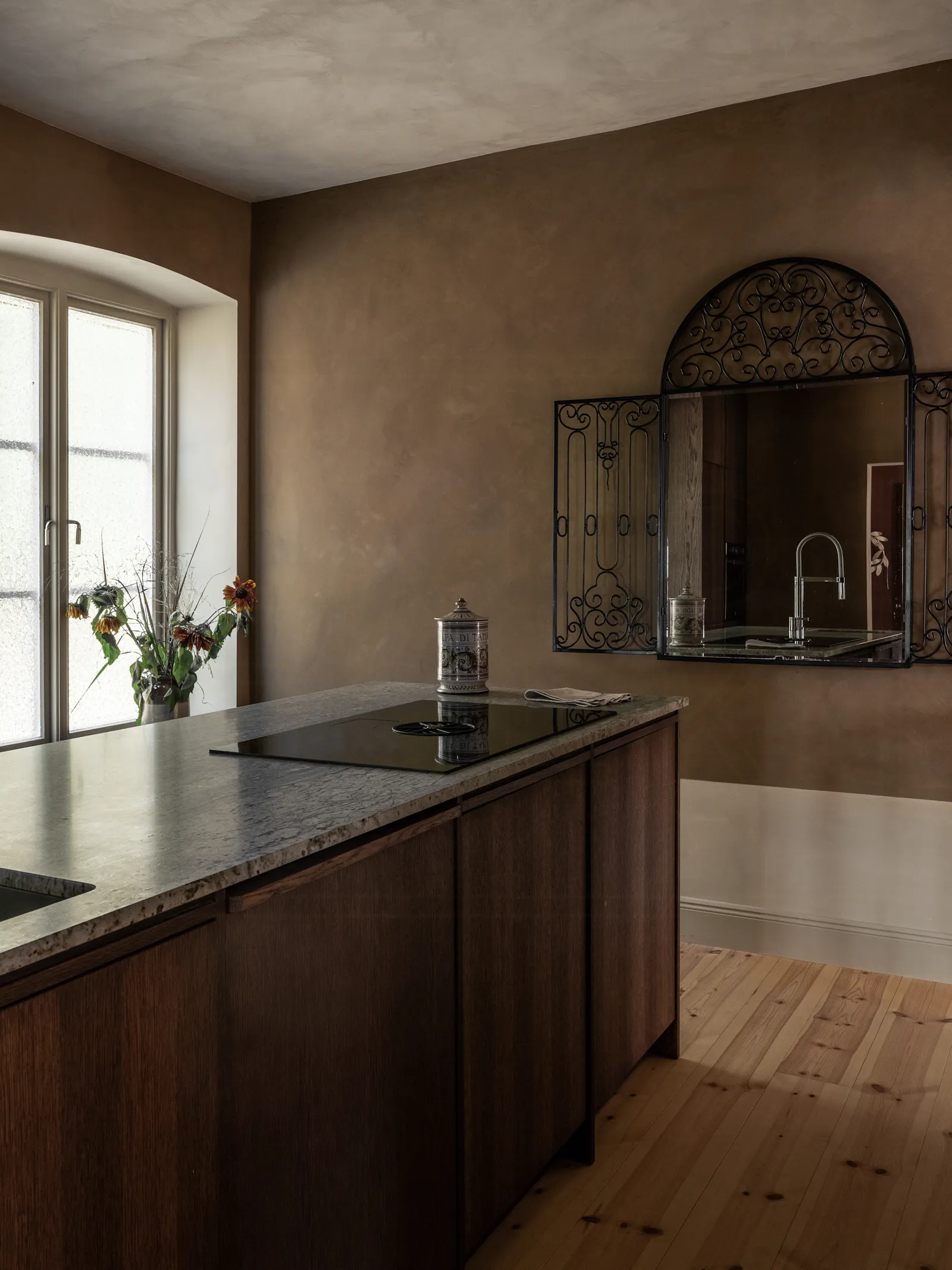 Stilfull gård med designinteriör på Österlen – bild 8 av 24