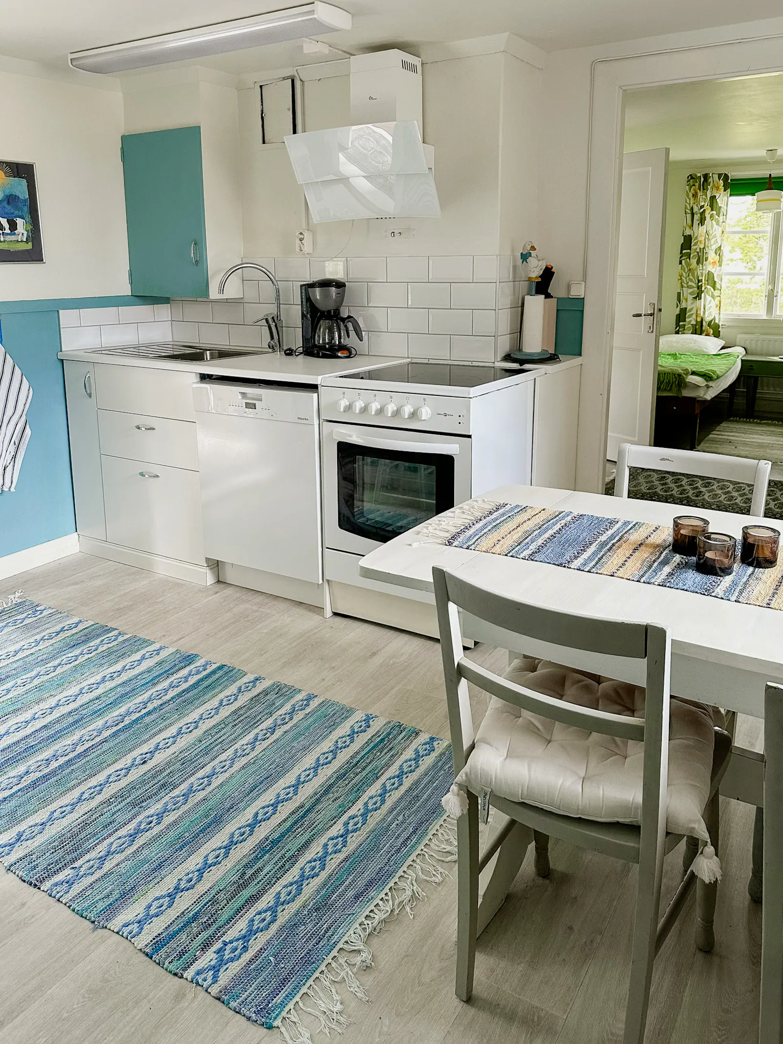 Traditionellt rött hus vid sjön i Småland – bild 8 av 24
