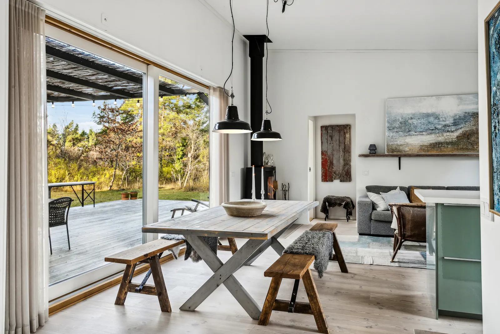 Arkitektritat hus i Fröjel nära stranden – bild 3 av 24