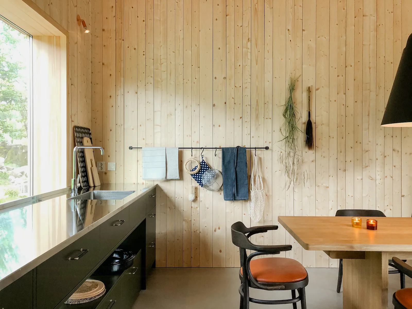 Designergård med bastu vid bäck i Hallands bokskog – bild 6 av 24