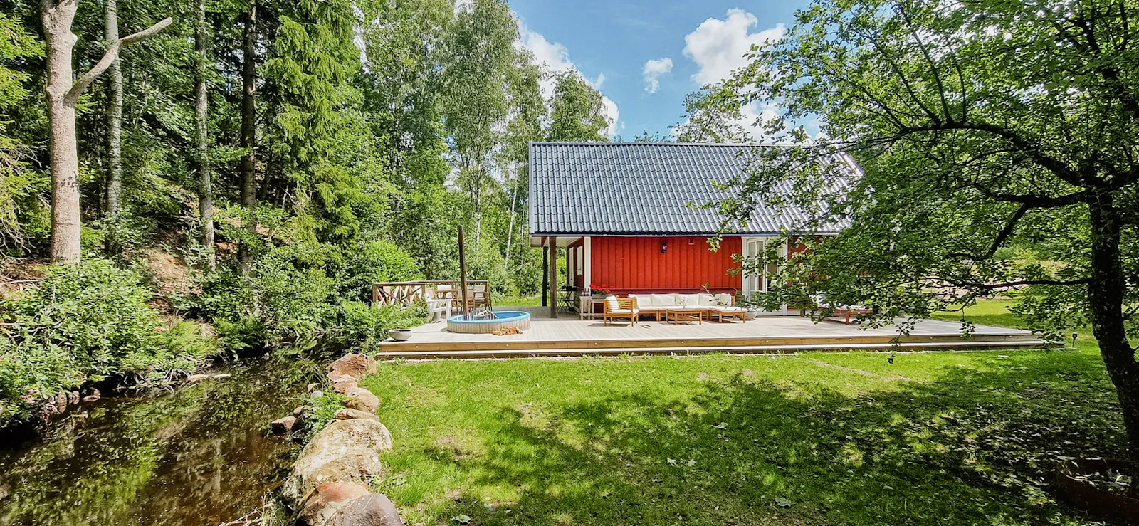 Stuga vid en bäck i södra Halland – bild 2 av 24
