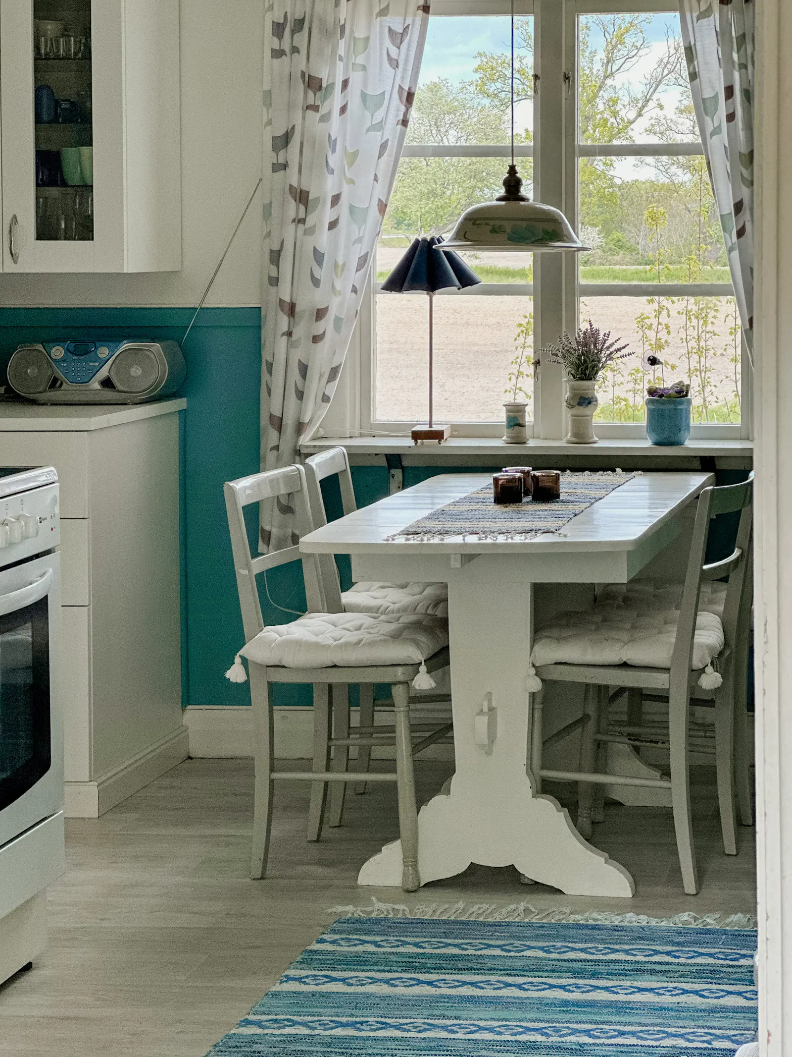 Traditionellt rött hus vid sjön i Småland – bild 6 av 24