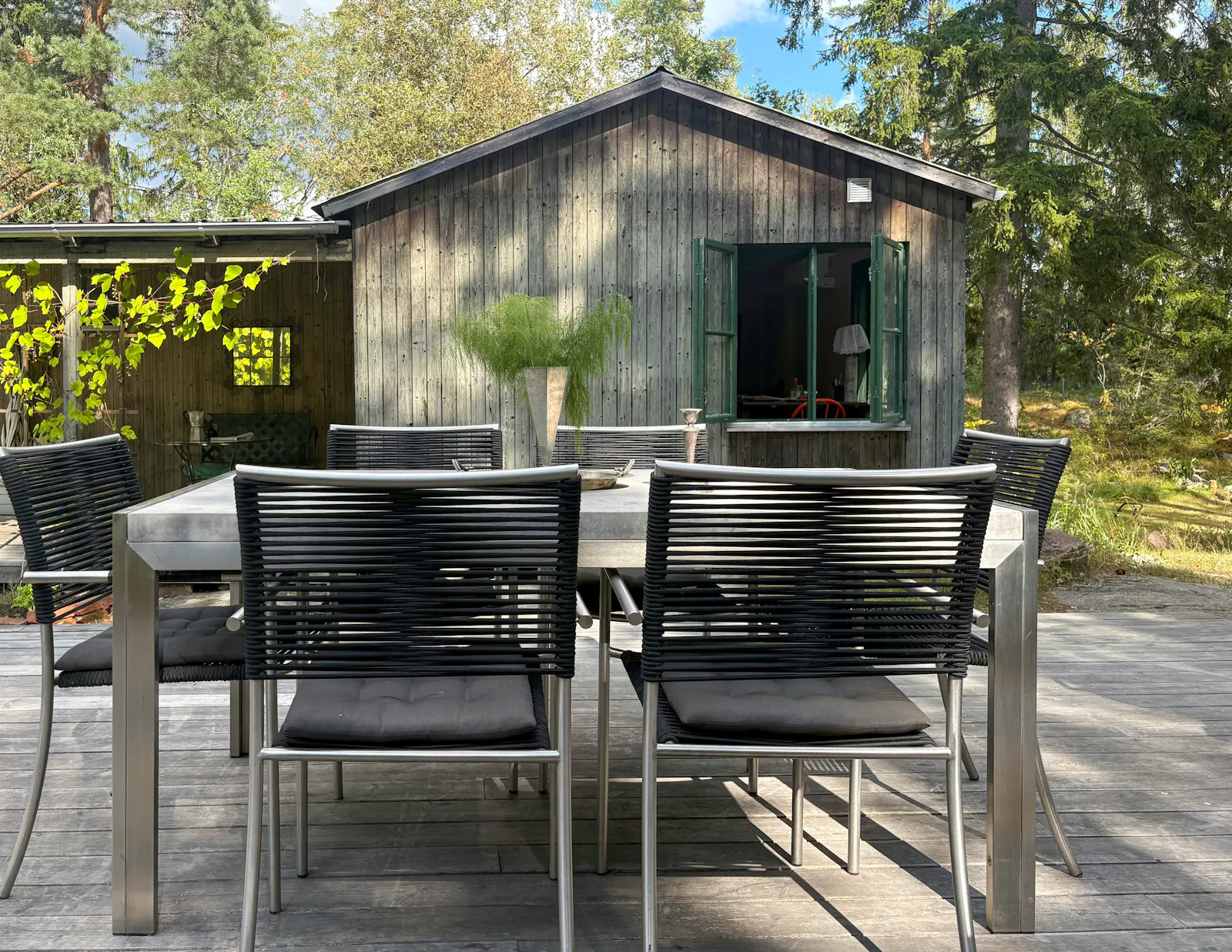 Mysig stuga omgiven av skog och natur – bild 2 av 24