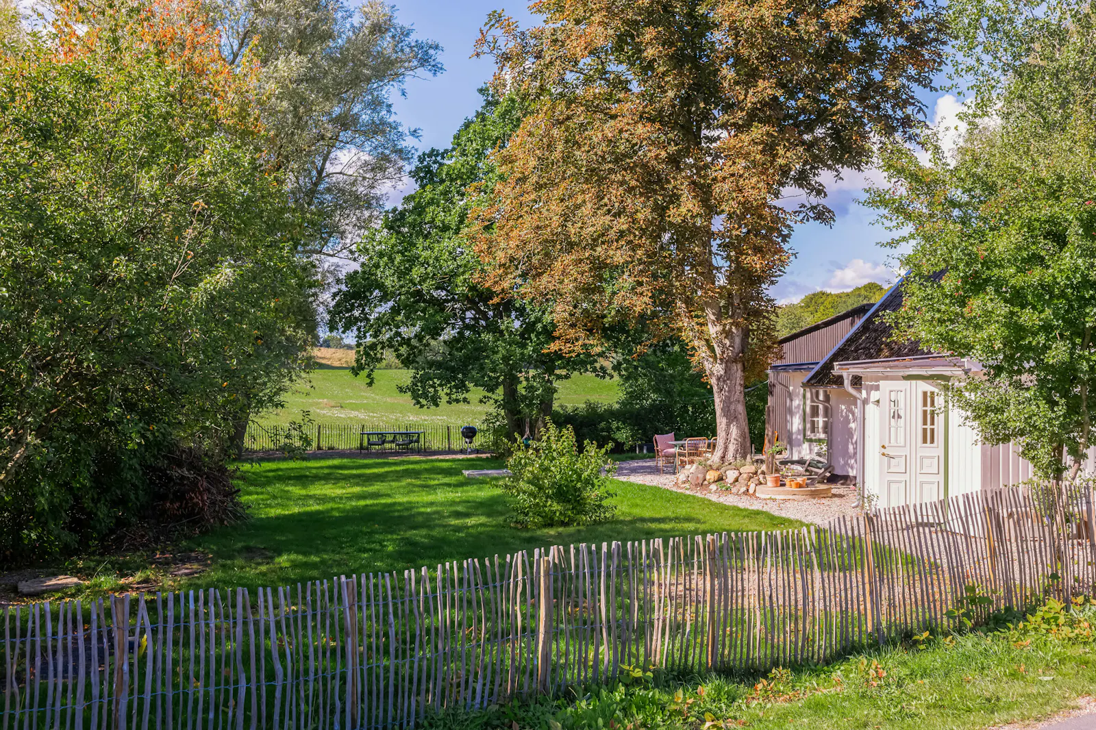 Skånskt långhus med ateljé i Österlen – bild 2 av 24