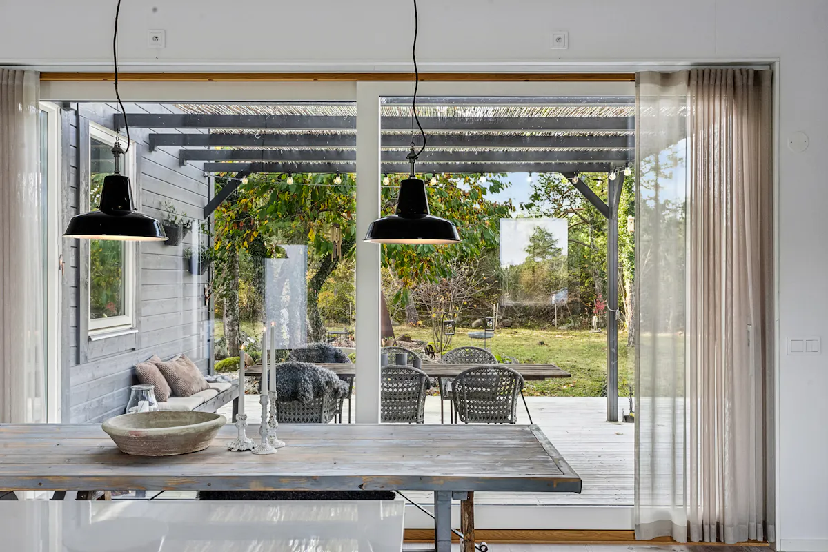 Arkitektritat hus i Fröjel nära stranden