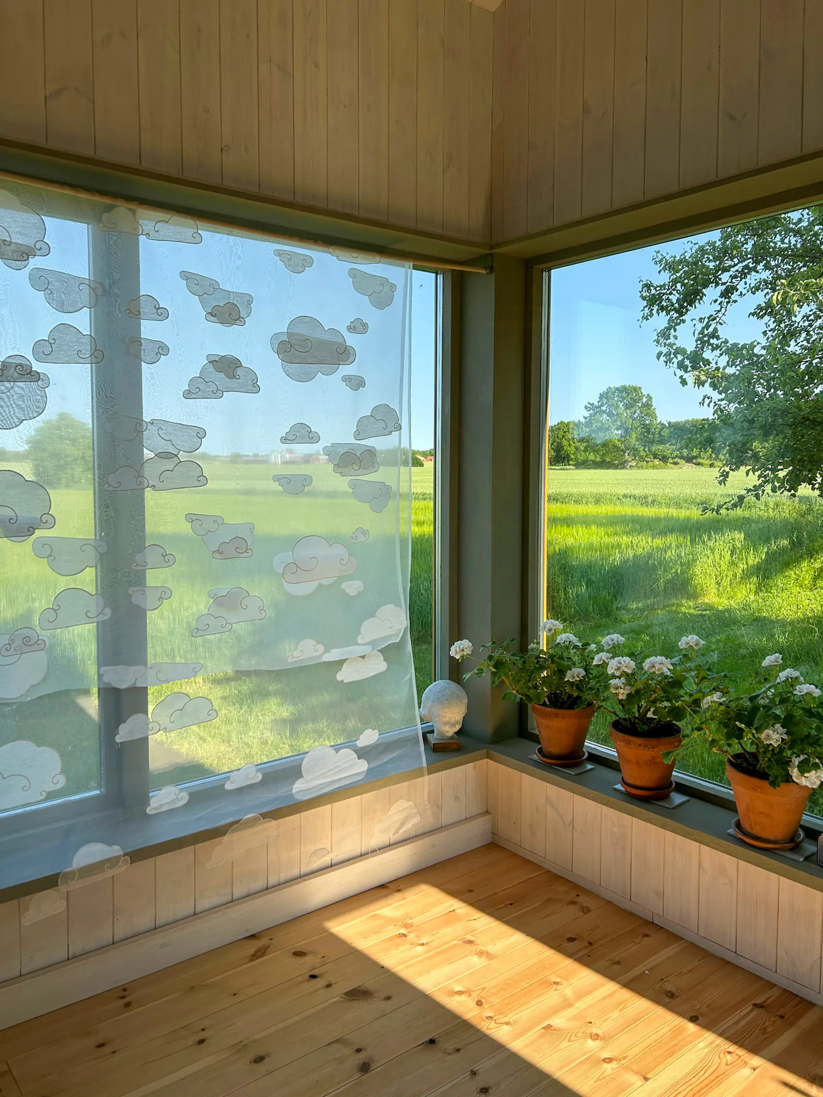 Litet hus bland äppelträd nära Vättern – bild 5 av 19