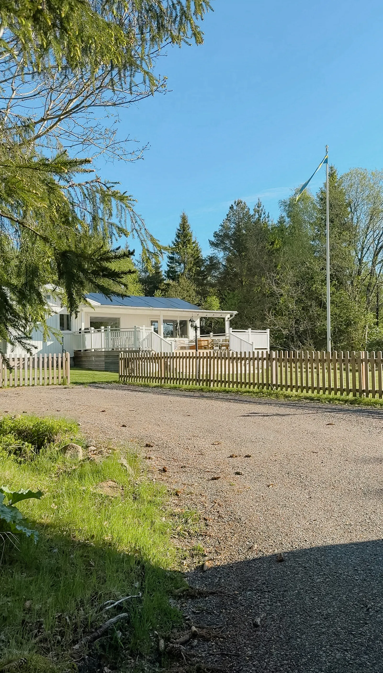 Sista huset vid skogen med utekök och badsjö – bild 24 av 24