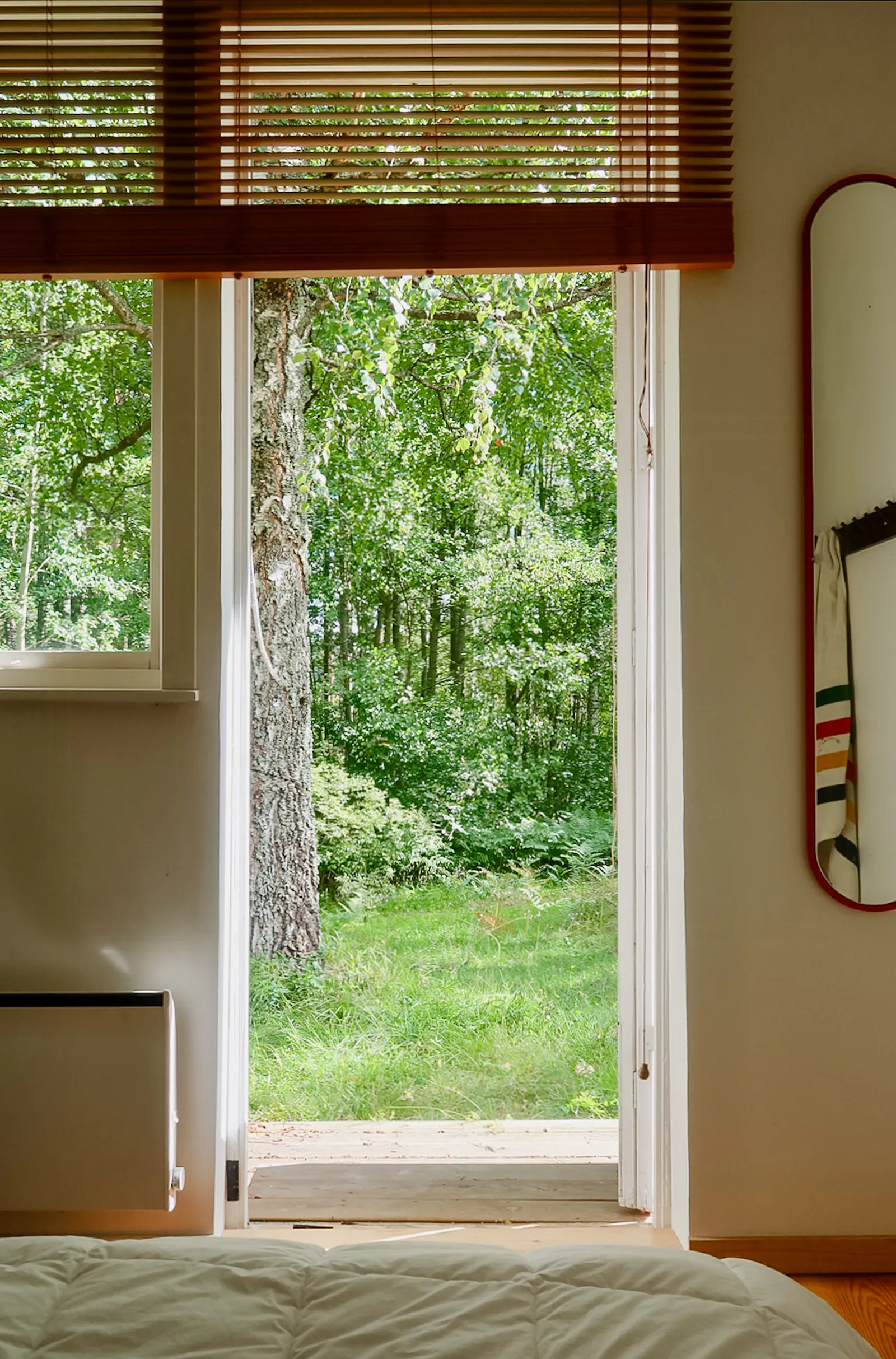 Arkitektritad stuga från 60-talet mitt i skogen – bild 17 av 24