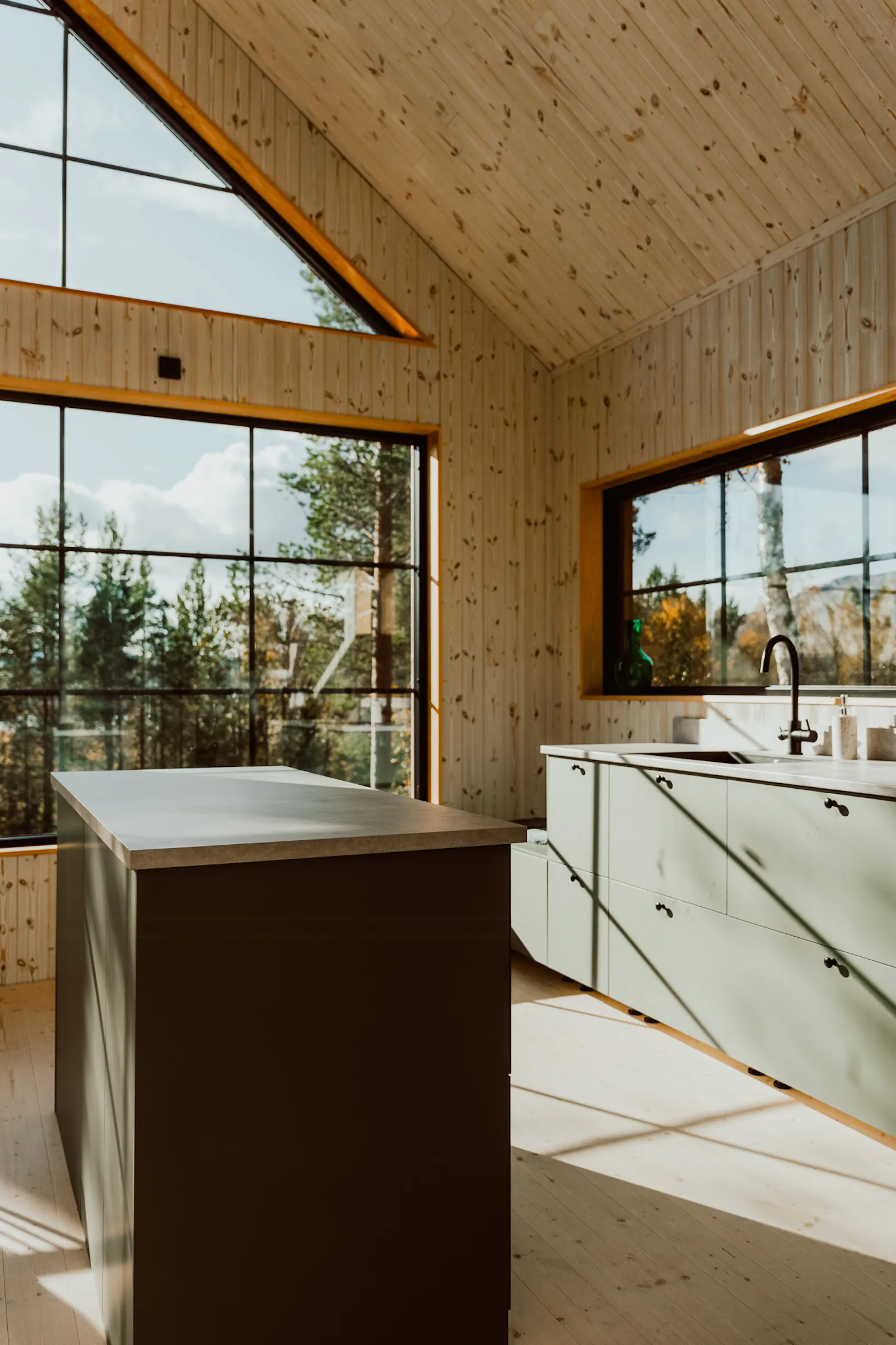 Stuga med panoramautsikt nära Ottsjö – bild 18 av 24