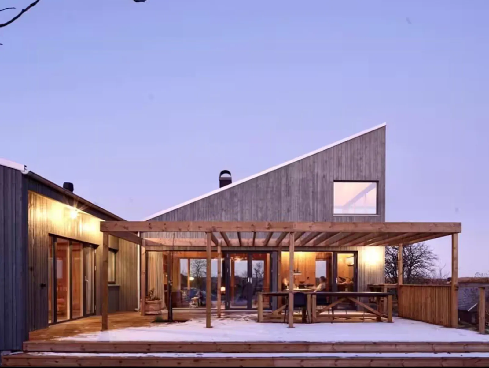 Arkitektritat hus vid Malö strömmar – bild 2 av 16