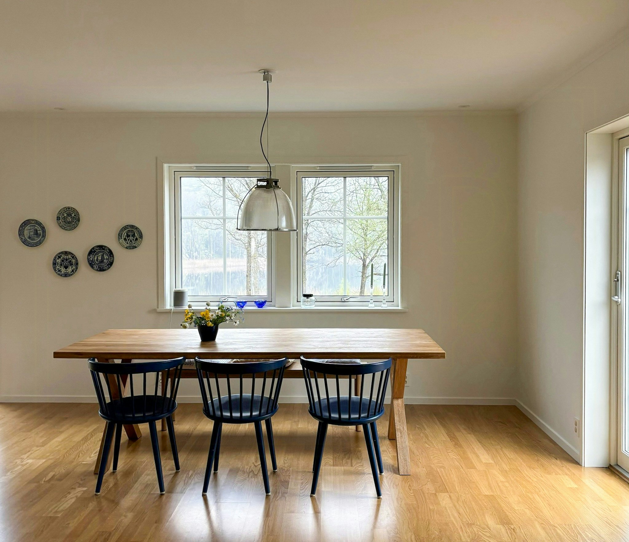 Röd stuga vid Evenrödsjön i Bohuslän
