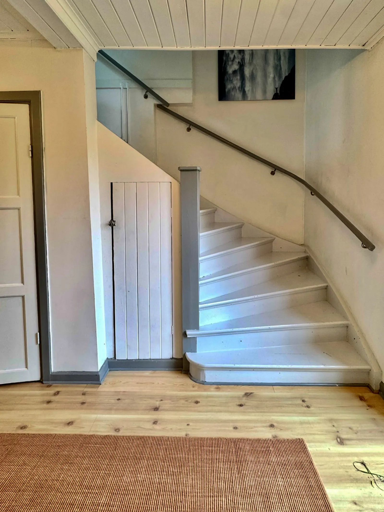 Stort hus med utsikt över skogssjö – bild 19 av 24