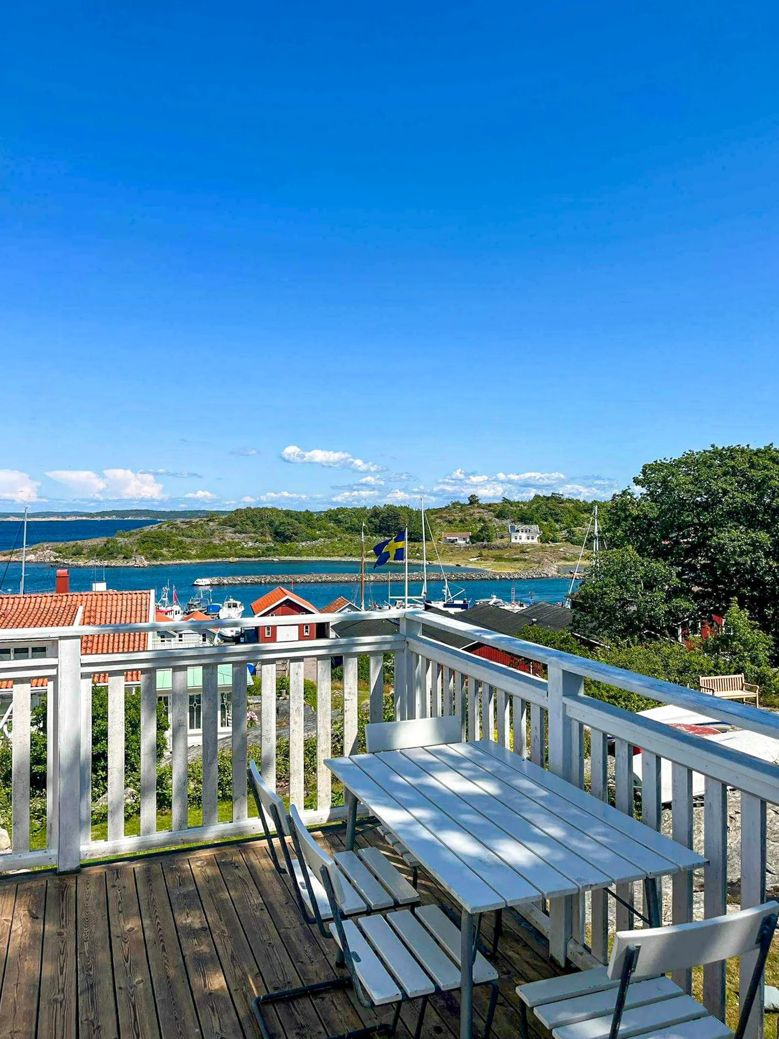 Klassiskt hus i Bohuslän-stil vid Ekenäs hamn på Koster – bild 4 av 24