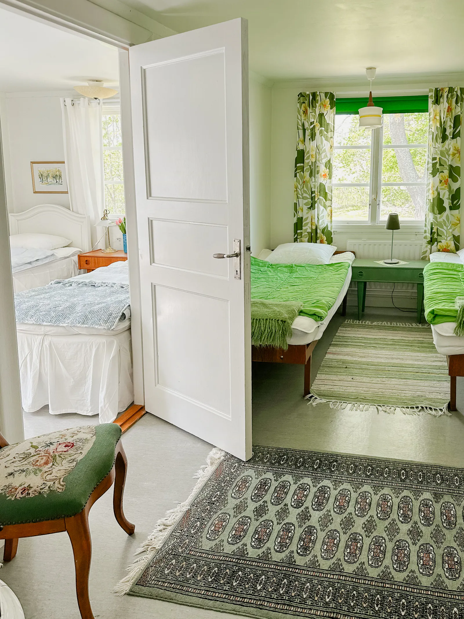 Traditionellt rött hus vid sjön i Småland – bild 23 av 24