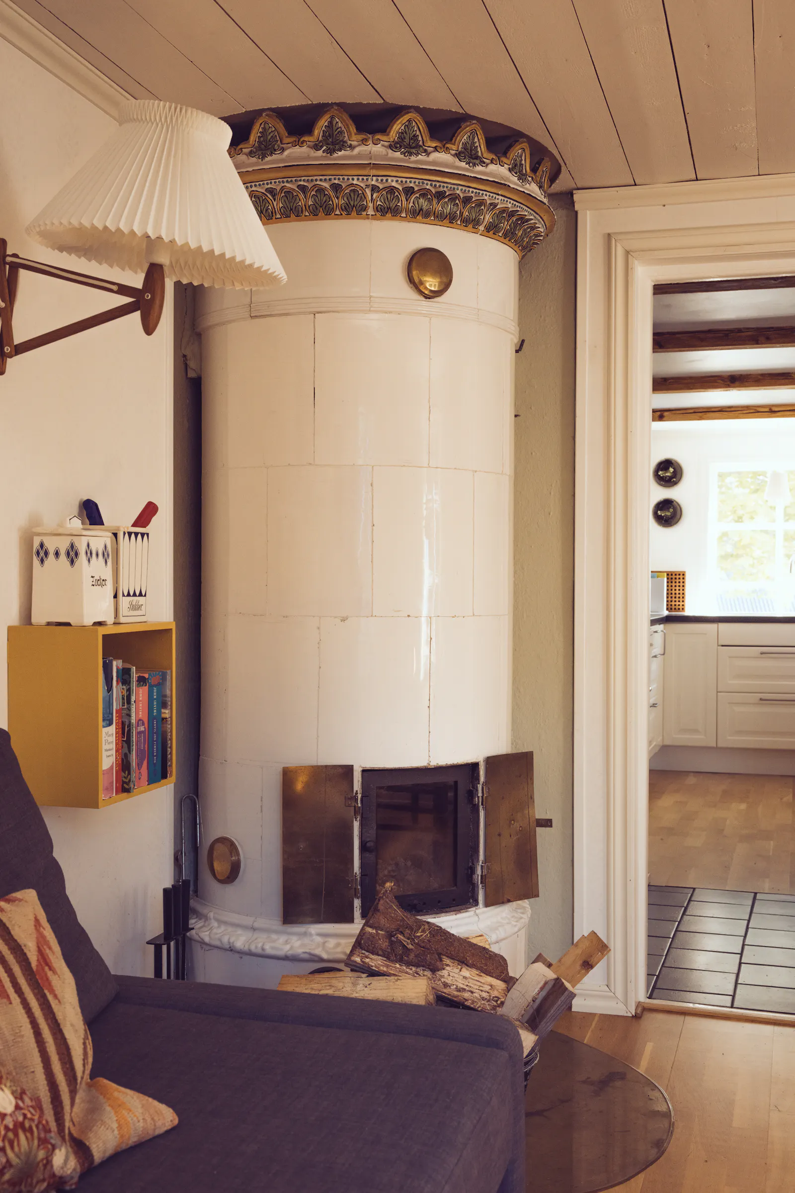Svenskt timmerhus i naturskön miljö – bild 10 av 24