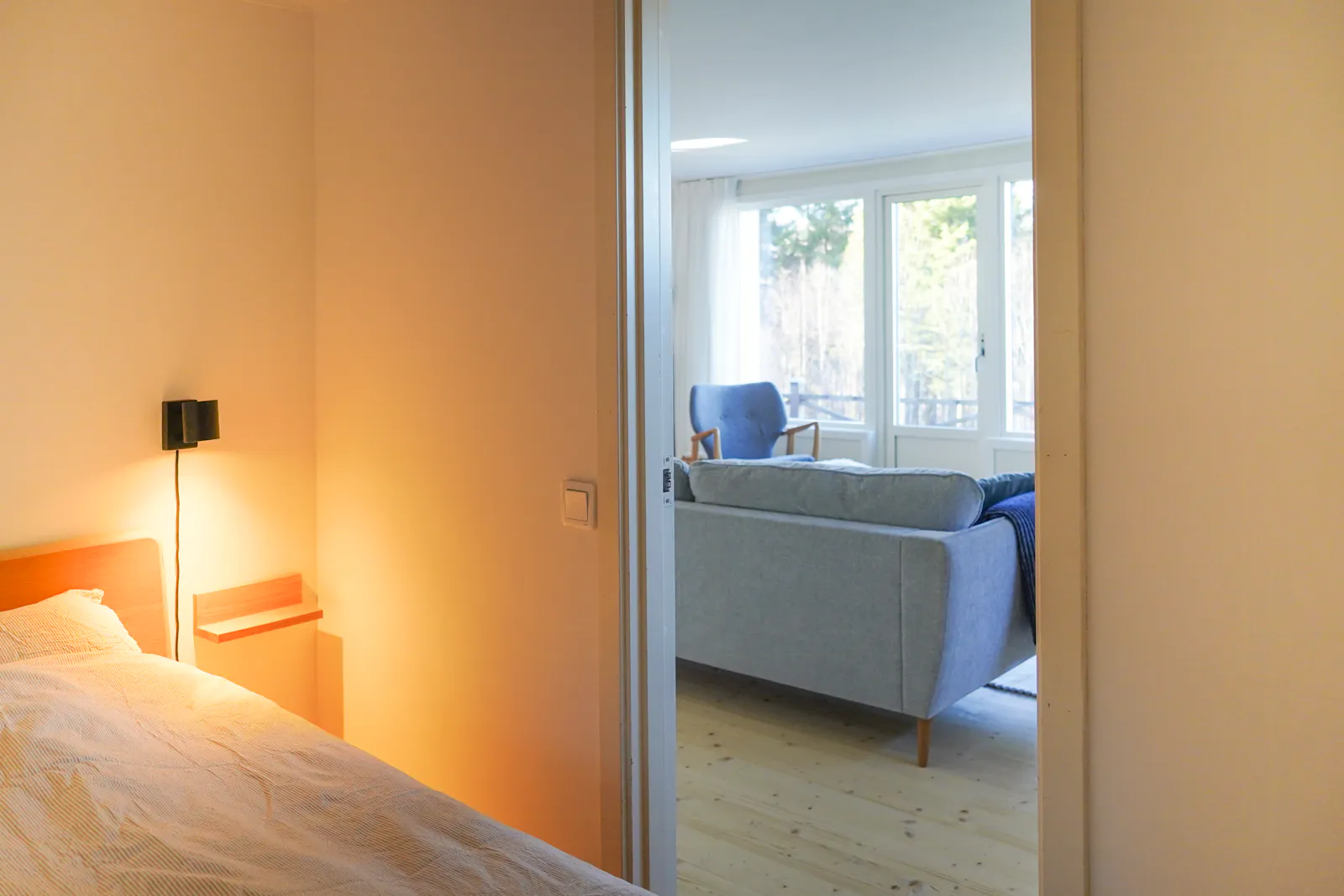 Skogsnära stuga med utsikt över Västra Öresjön – bild 22 av 24