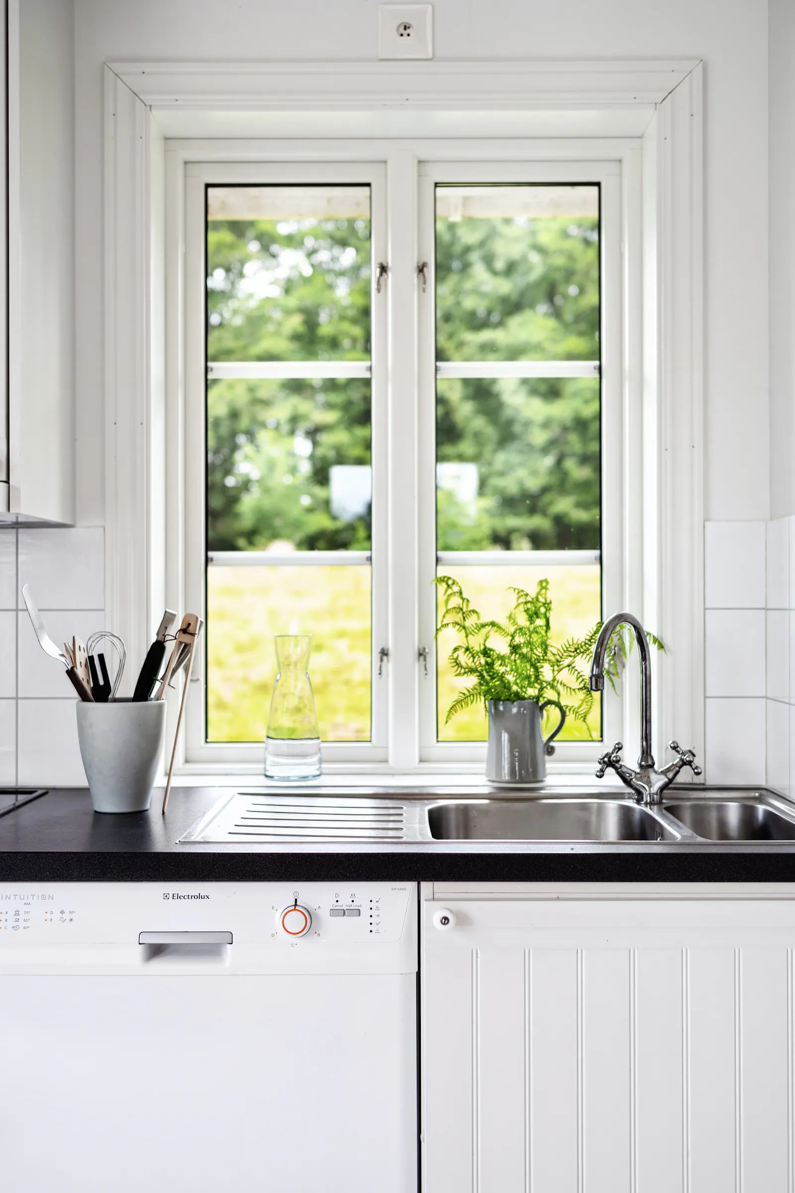 Sjönära sommarstuga med natur i Halland – bild 5 av 24