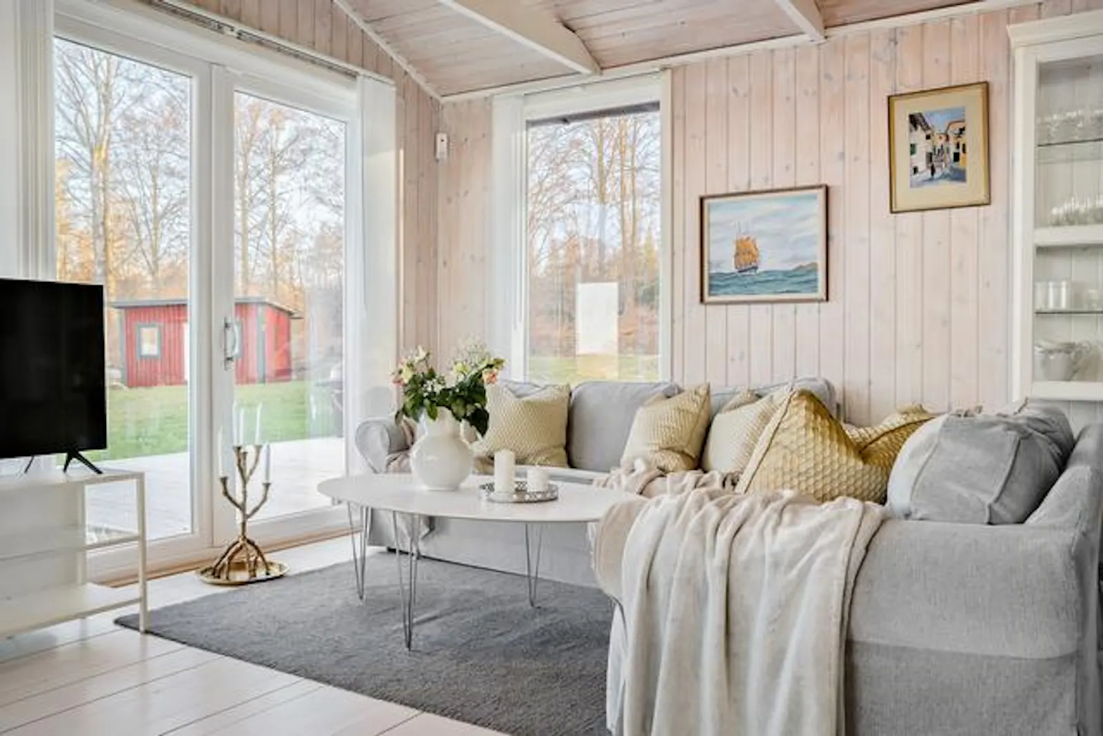 Stuga med strandtomt, båt och brygga i Småland – bild 6 av 24