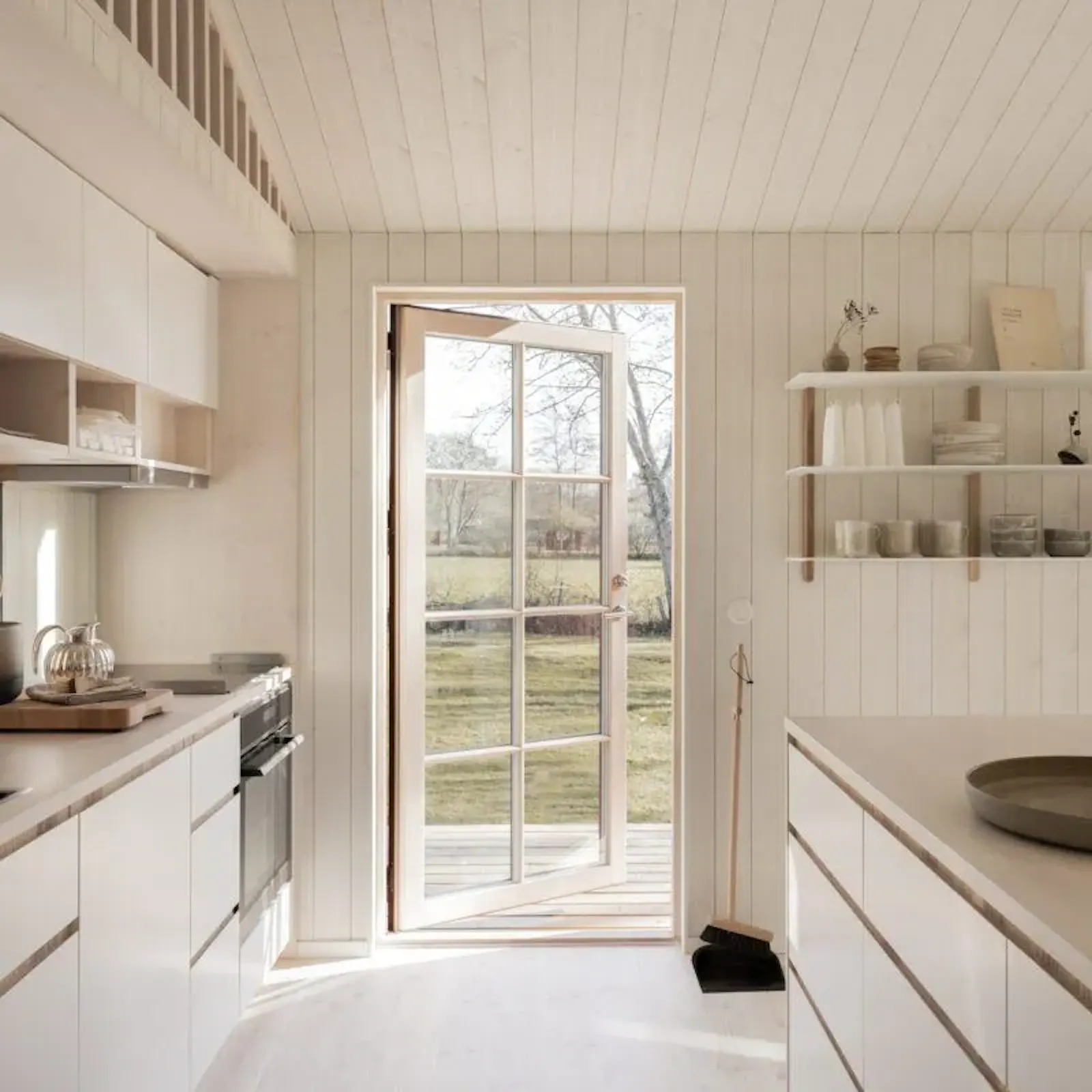 Drömgård i Stora Rör med lantlig idyll nära bad – bild 3 av 18