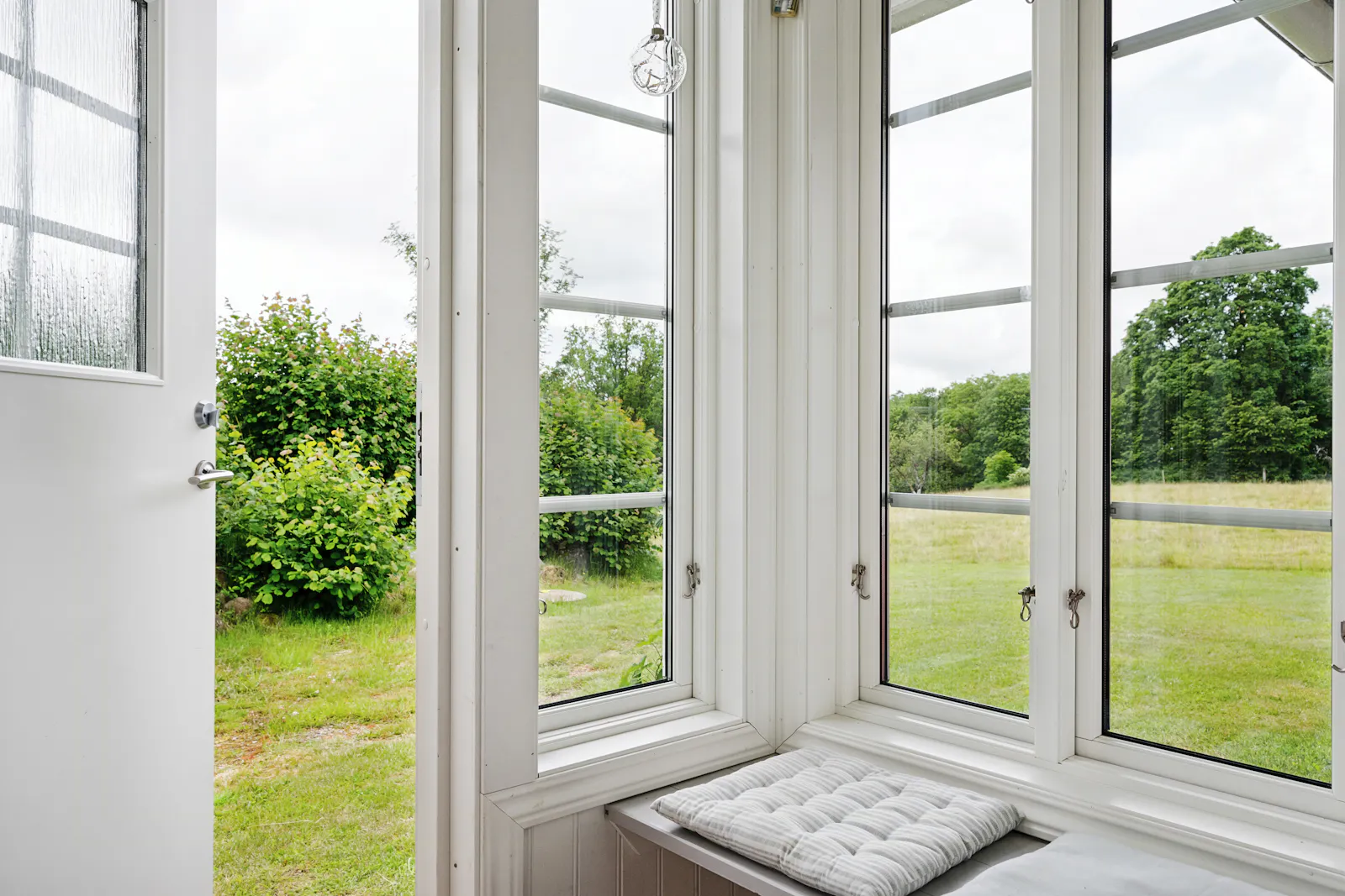 Sjönära sommarstuga med natur i Halland – bild 14 av 24