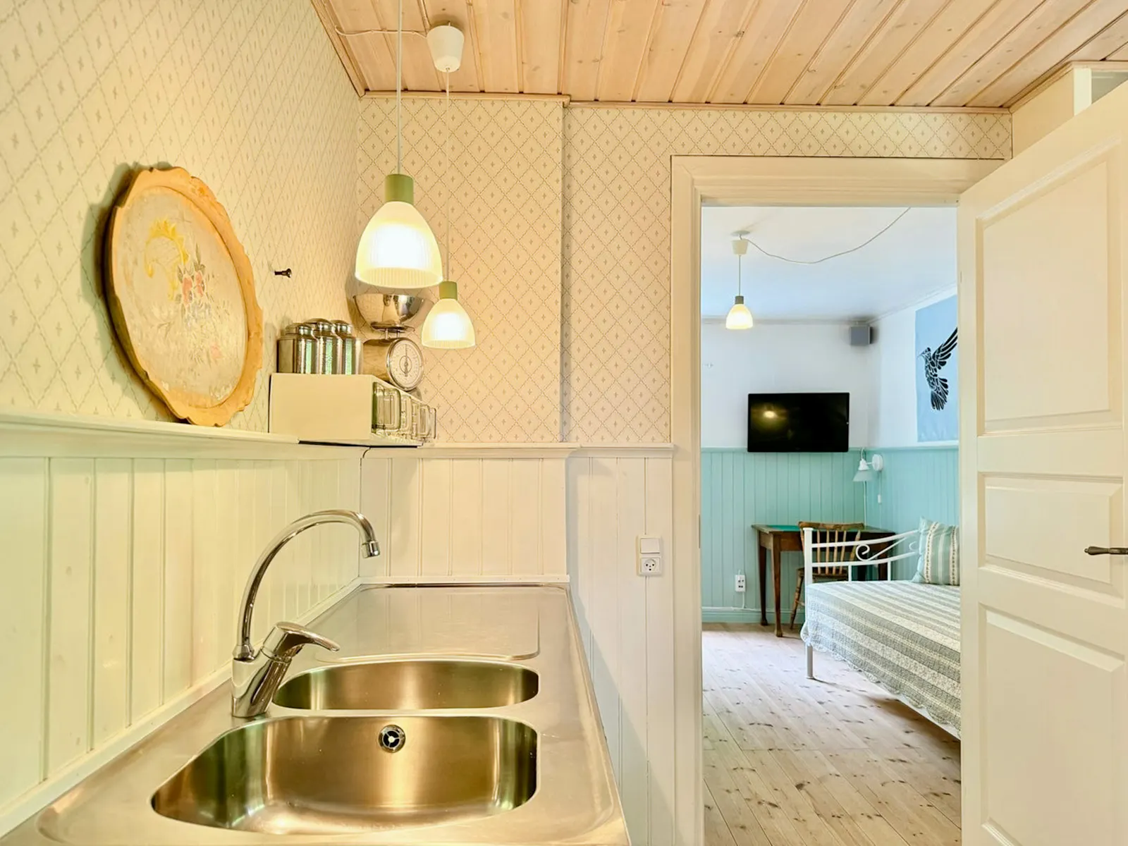 Mysig stuga i skogens lugn – bild 7 av 24