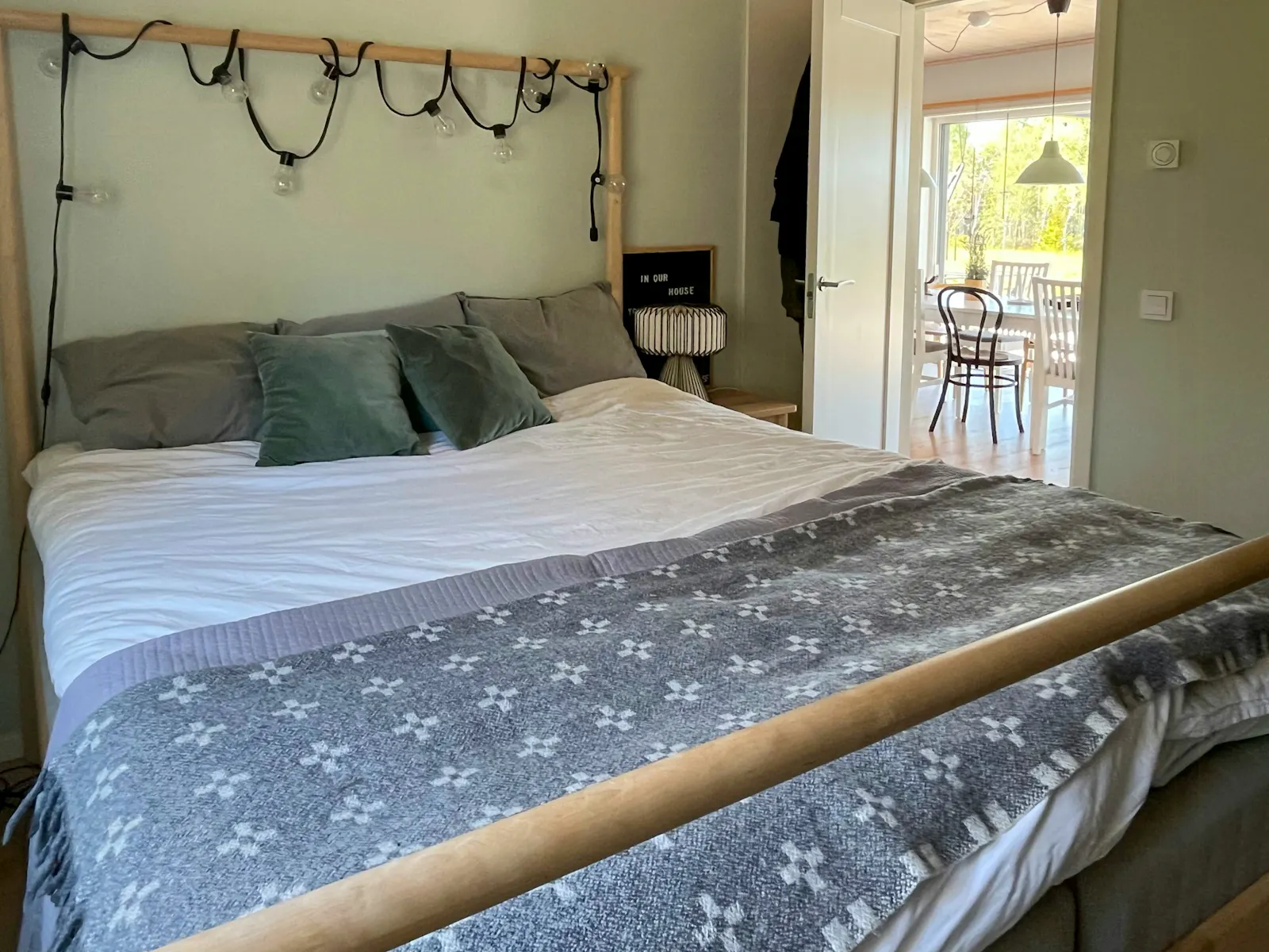 Sjöstuga med solnedgångar över Försjön – bild 13 av 24