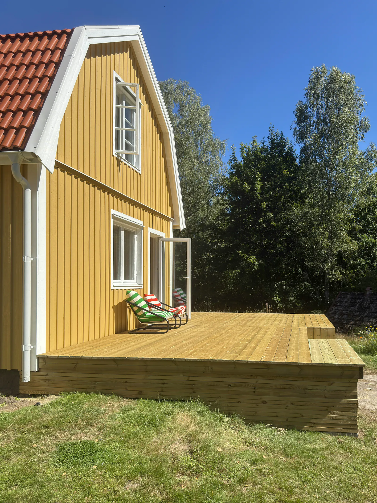 Klassiskt svenskt trähus nära havet och skogen – bild 3 av 24