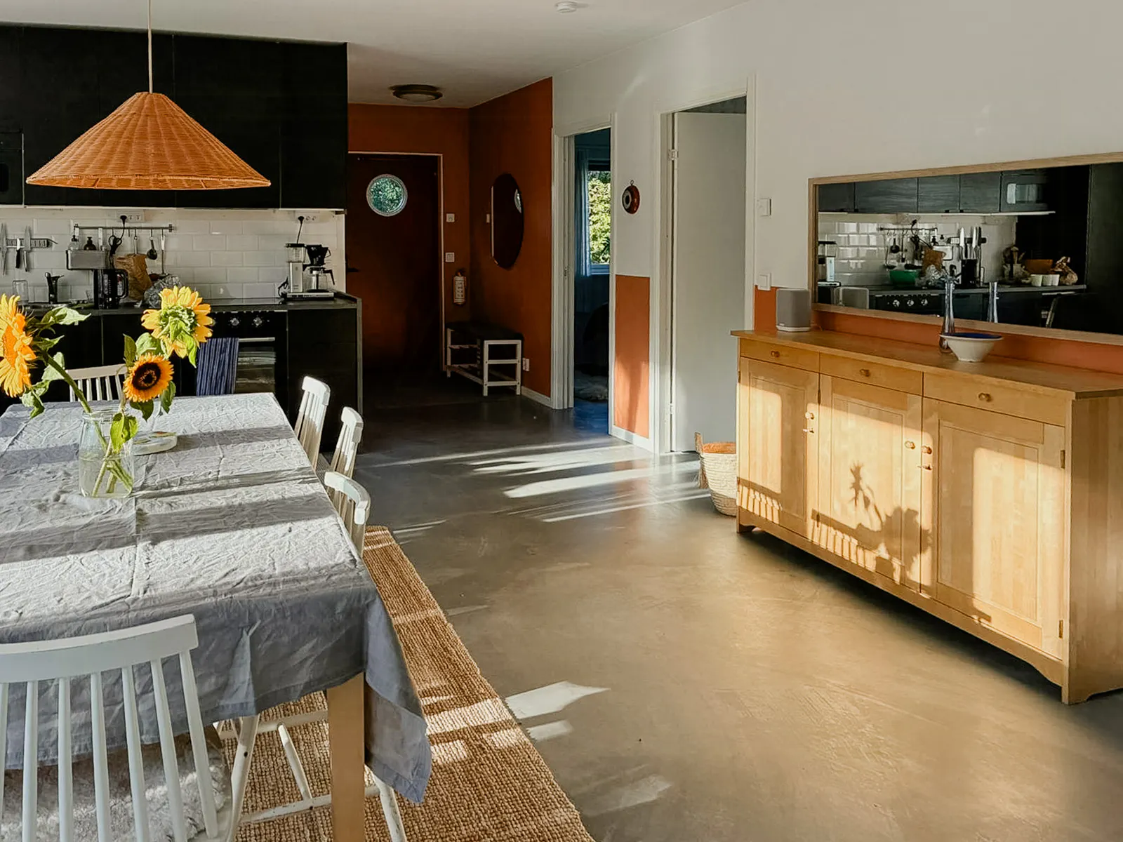 Nybyggt arkitektritat hus vid havet i Sandviken – bild 7 av 23