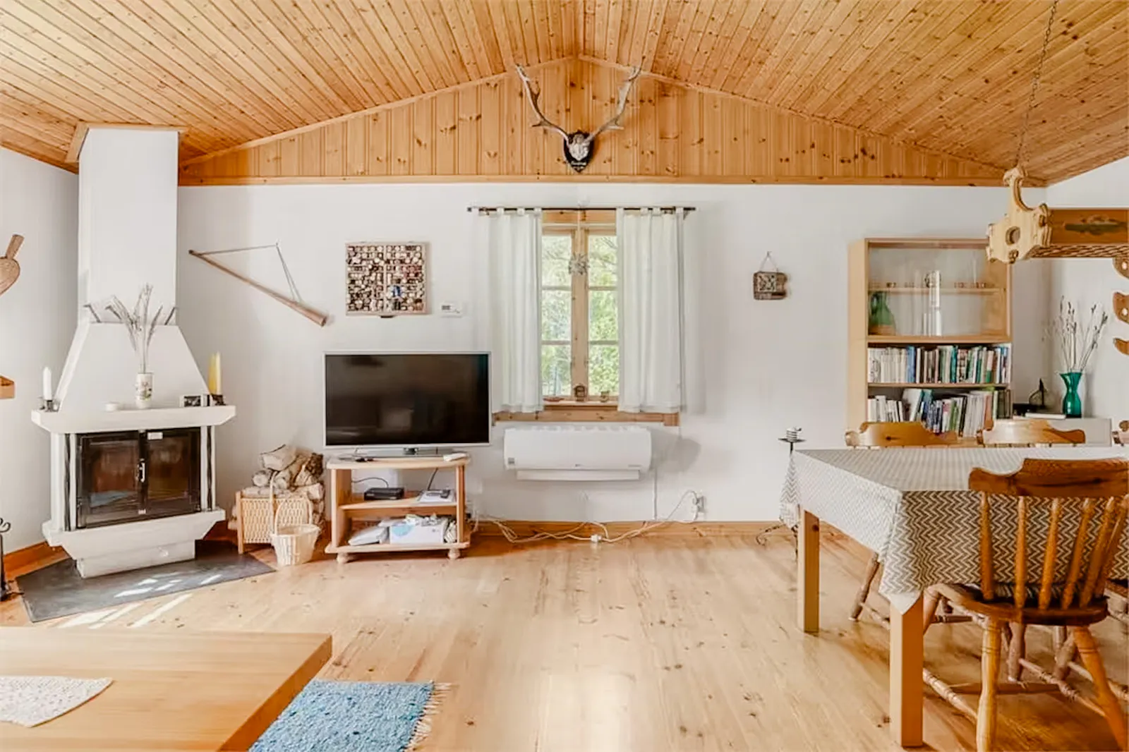 Charmigt hus på Vätö omgivet av lugn och skog – bild 8 av 24