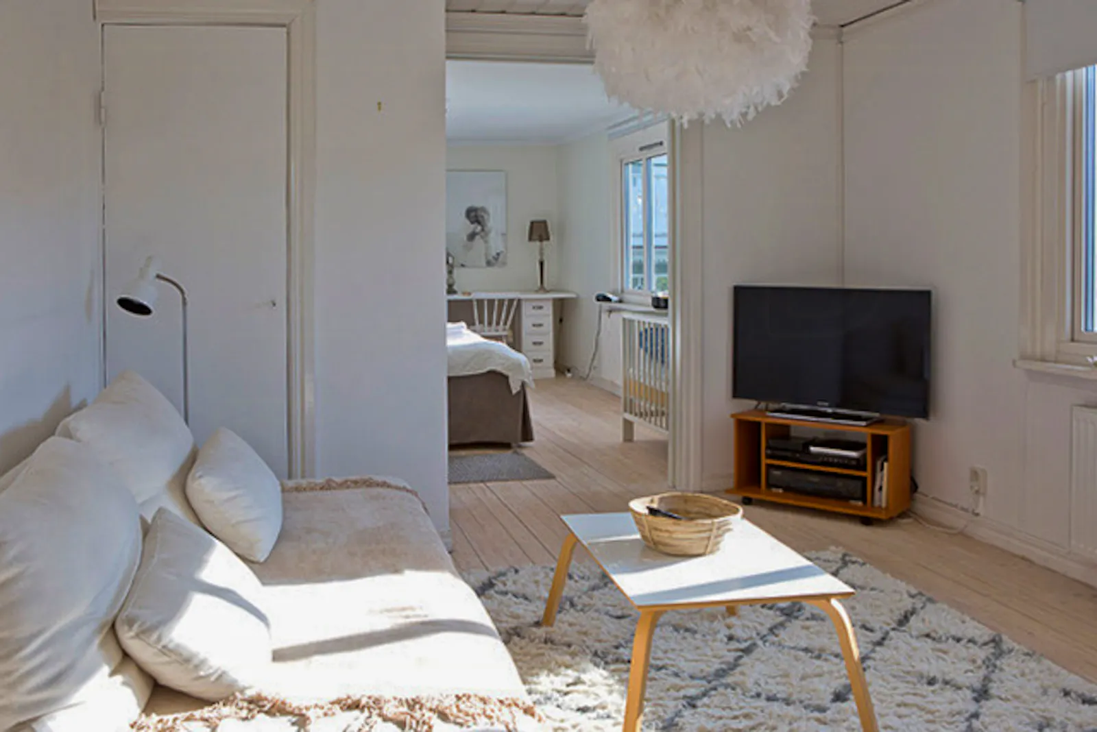 Ett vitt trähus i öns charmigaste gränd – bild 10 av 24