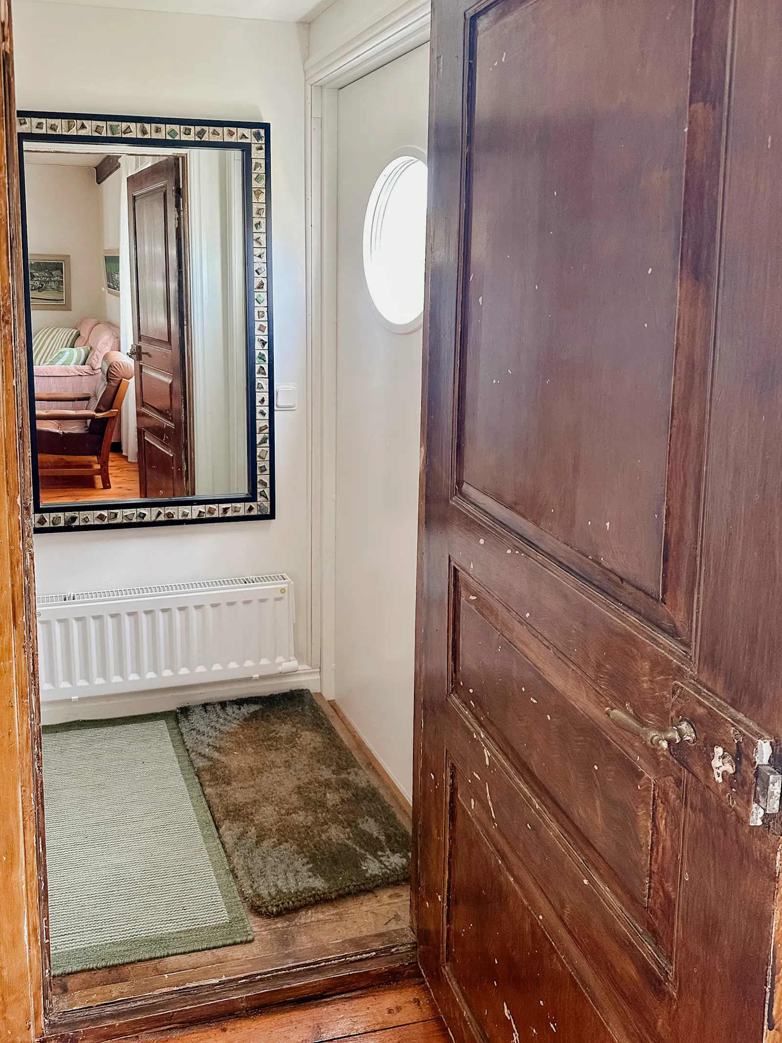 Traditionellt rött hus vid sjön i Småland – bild 19 av 24