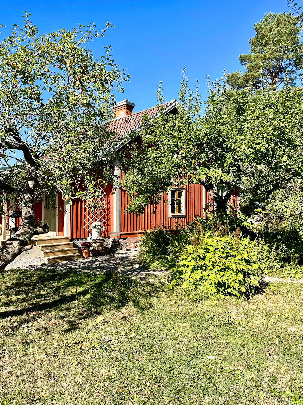 Varsamt renoverat torp från 1890 nära Fjärdhundra