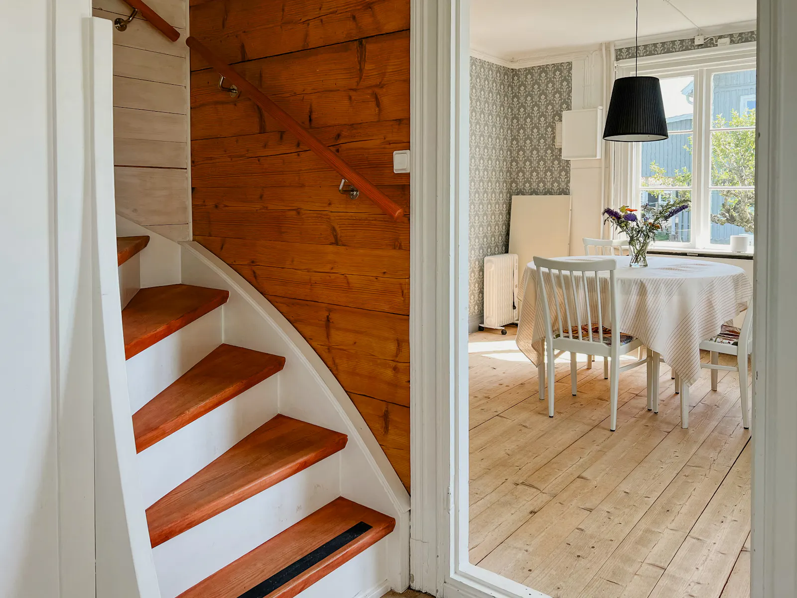 Stuga med glasveranda och vedugn i Kvilla – bild 3 av 21