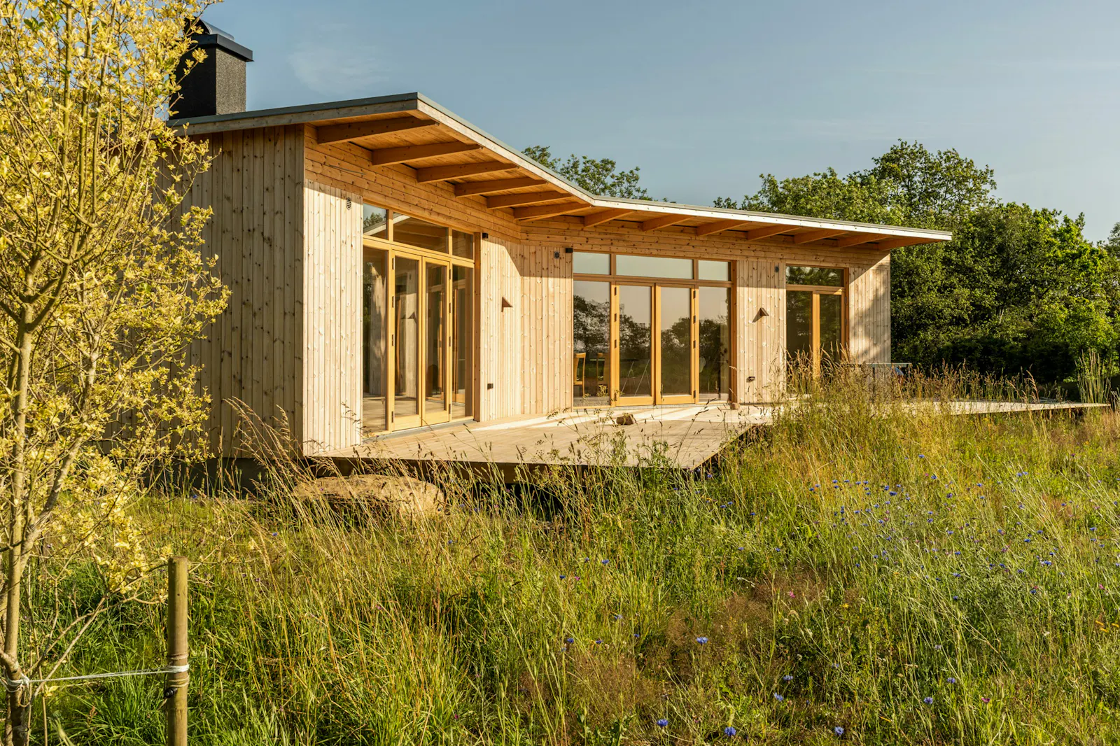 Arkitektritat hus på äng i Torekov – bild 2 av 24