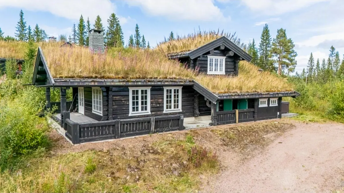 Timber cabin with ski-in/ski-out in Fageråsen
