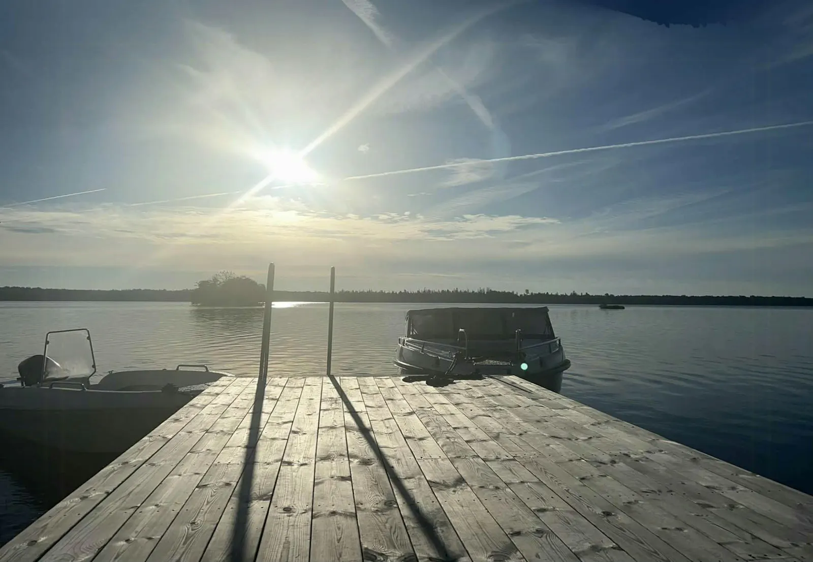 Stuga med strandtomt, båt och brygga i Småland – bild 16 av 24
