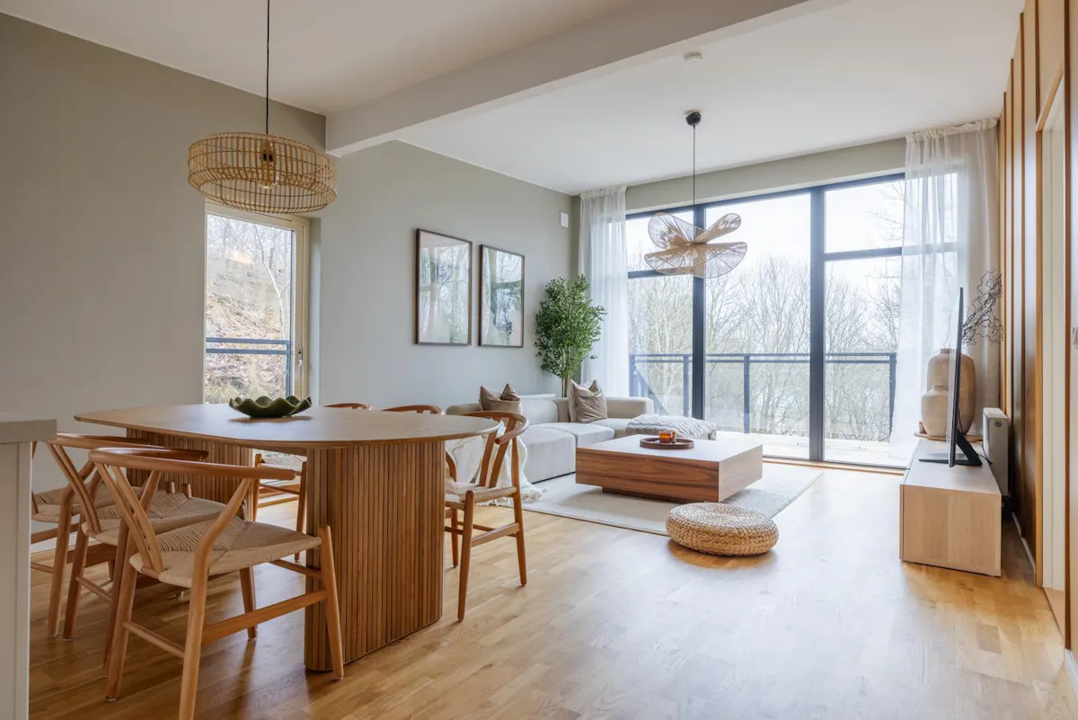 Modern skogsvilla med havsutsikt och bastu