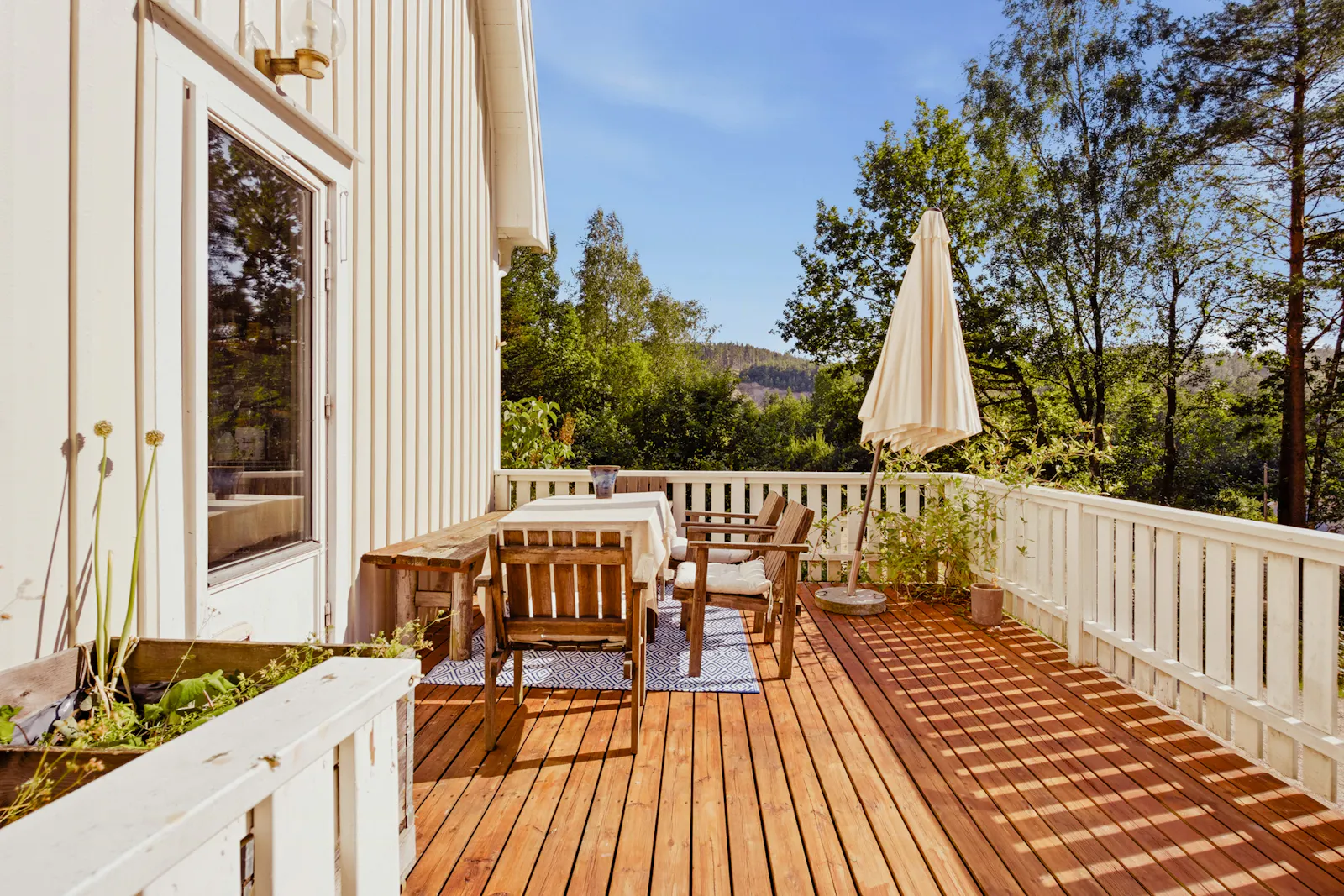 Varmt trähus med piano, rådjur och skogsstigar – bild 23 av 24